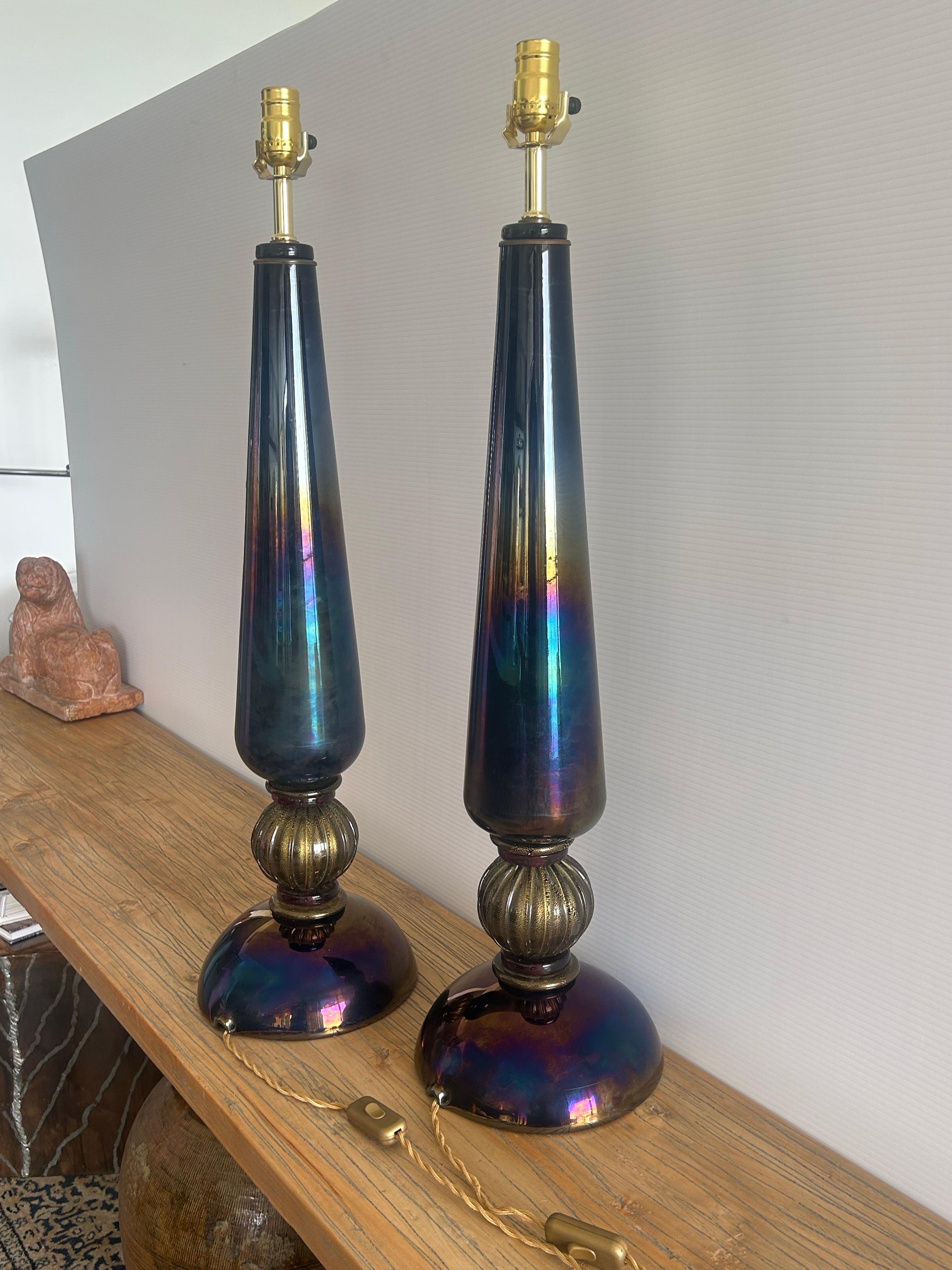 Milieu du XXe siècle Paire de grands objets de Murano de couleur bleue.  lampes en verre . irisées et rares. en vente