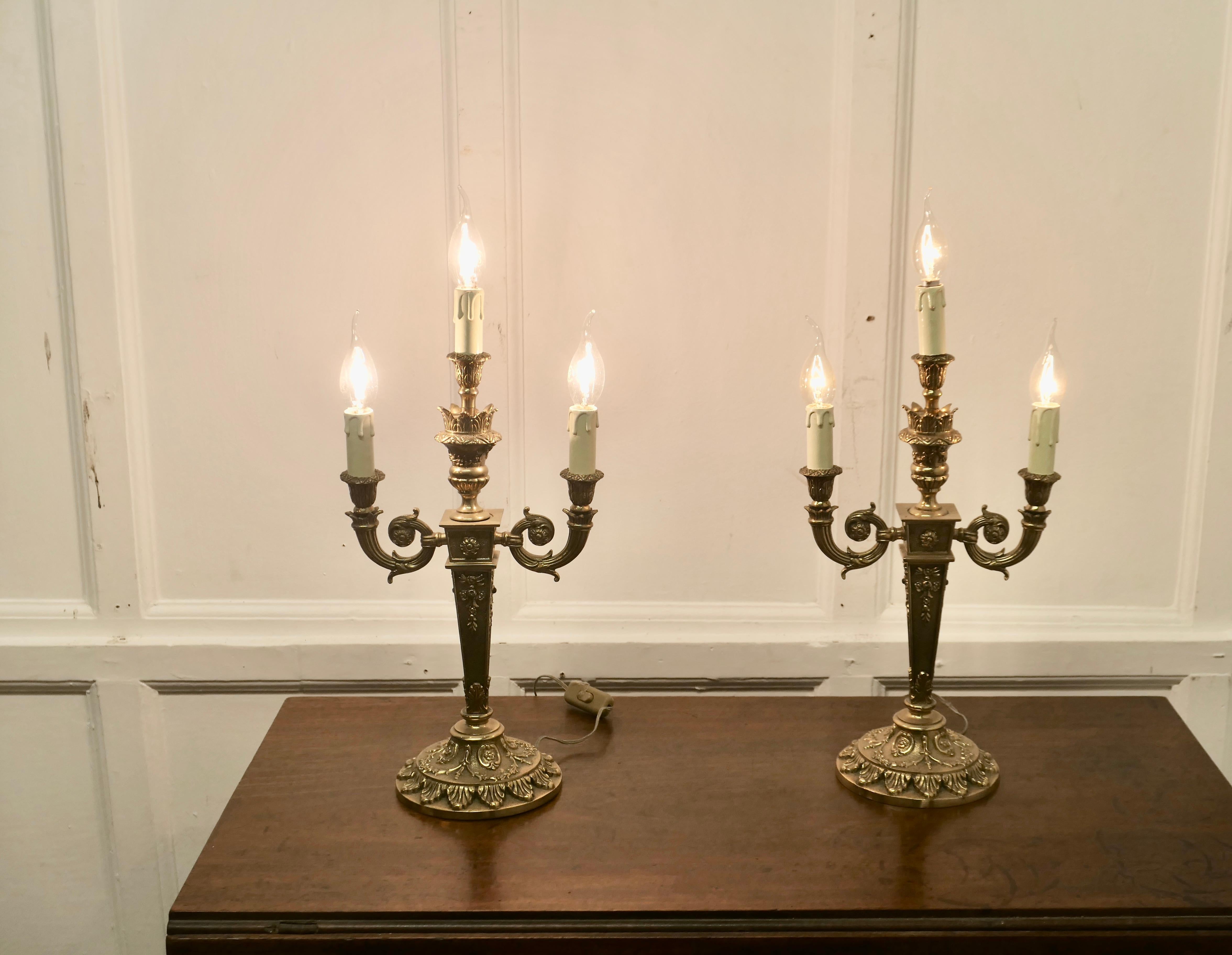 Paire de grands candélabres électriques à 3 branches en laiton 

Une très belle paire pour rehausser votre table à manger ou votre buffet, les candélabres sont superbement détaillés et montés sur une base circulaire, ils sont de style baroque et