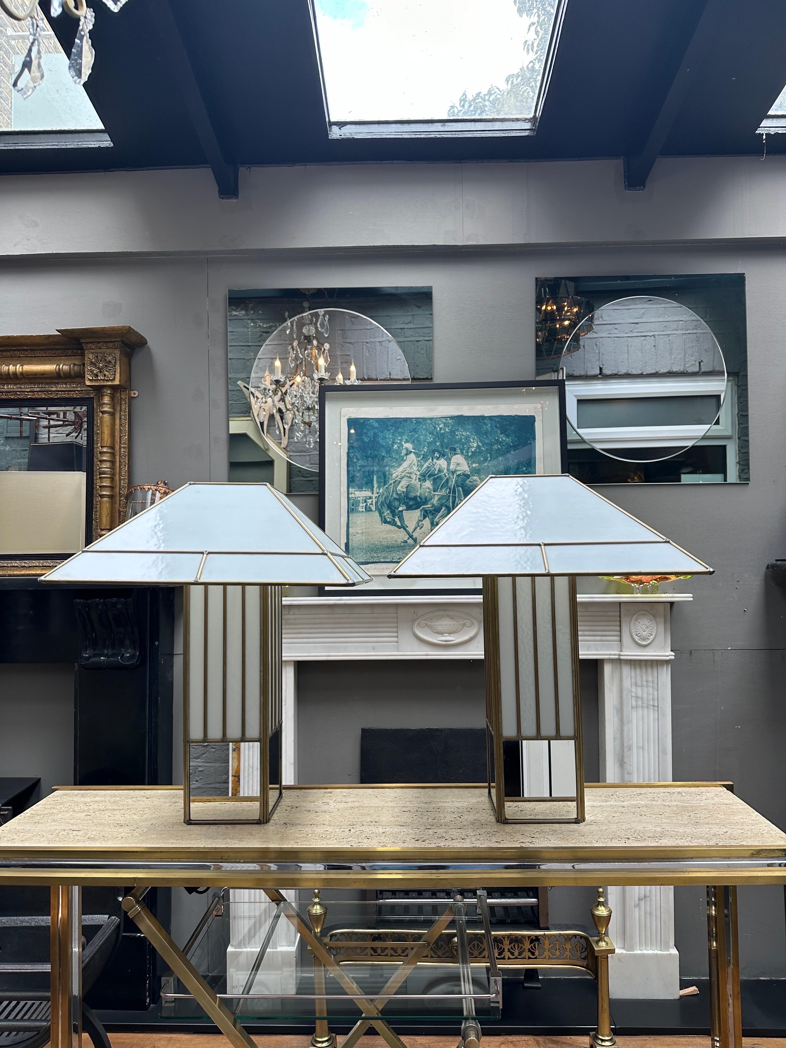 Pareja De Grandes Lámparas De Mesa Estilo Tiffany De Latón Y Cristal Opaco en venta 5