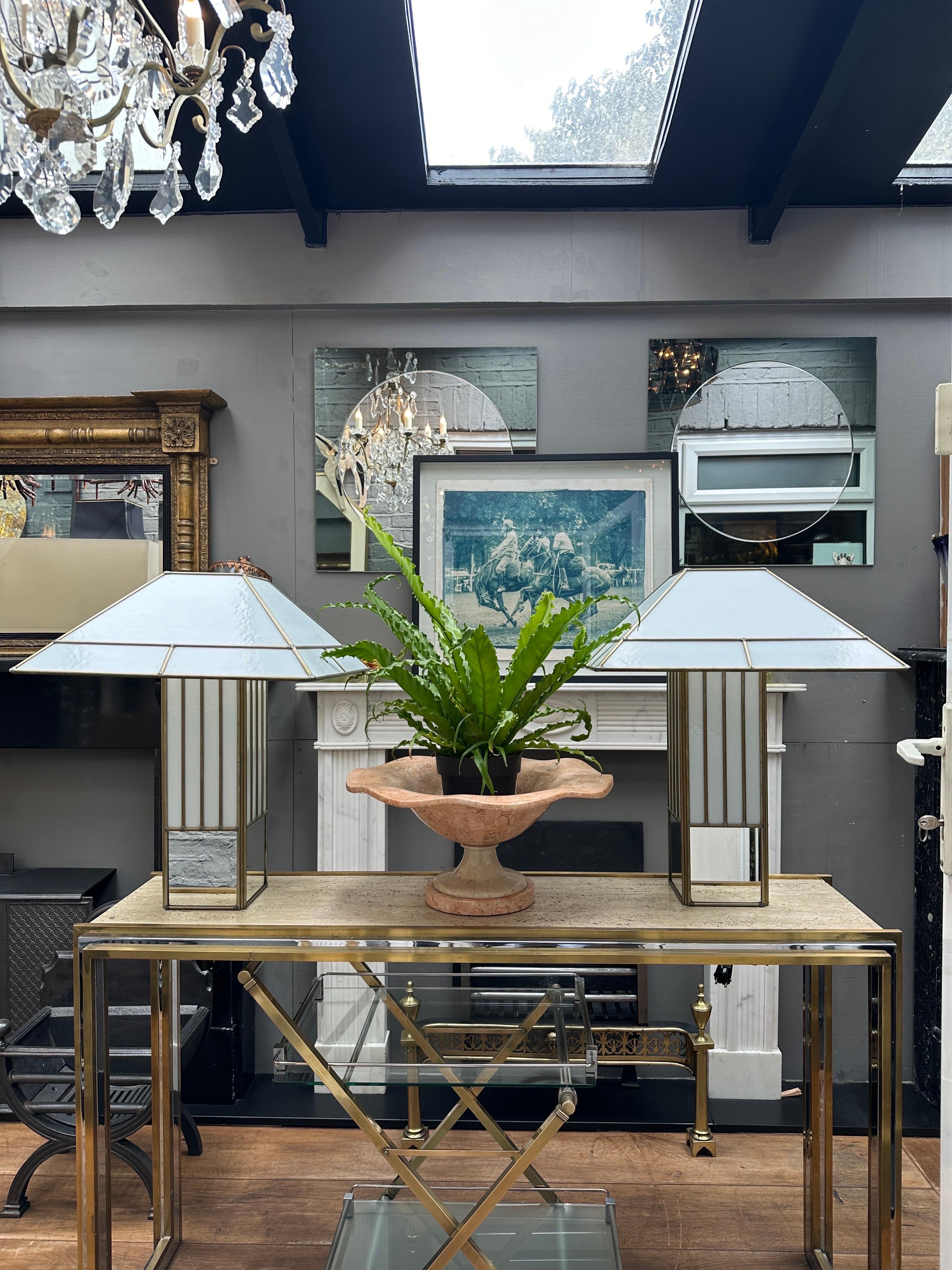 Pareja De Grandes Lámparas De Mesa Estilo Tiffany De Latón Y Cristal Opaco en venta 7