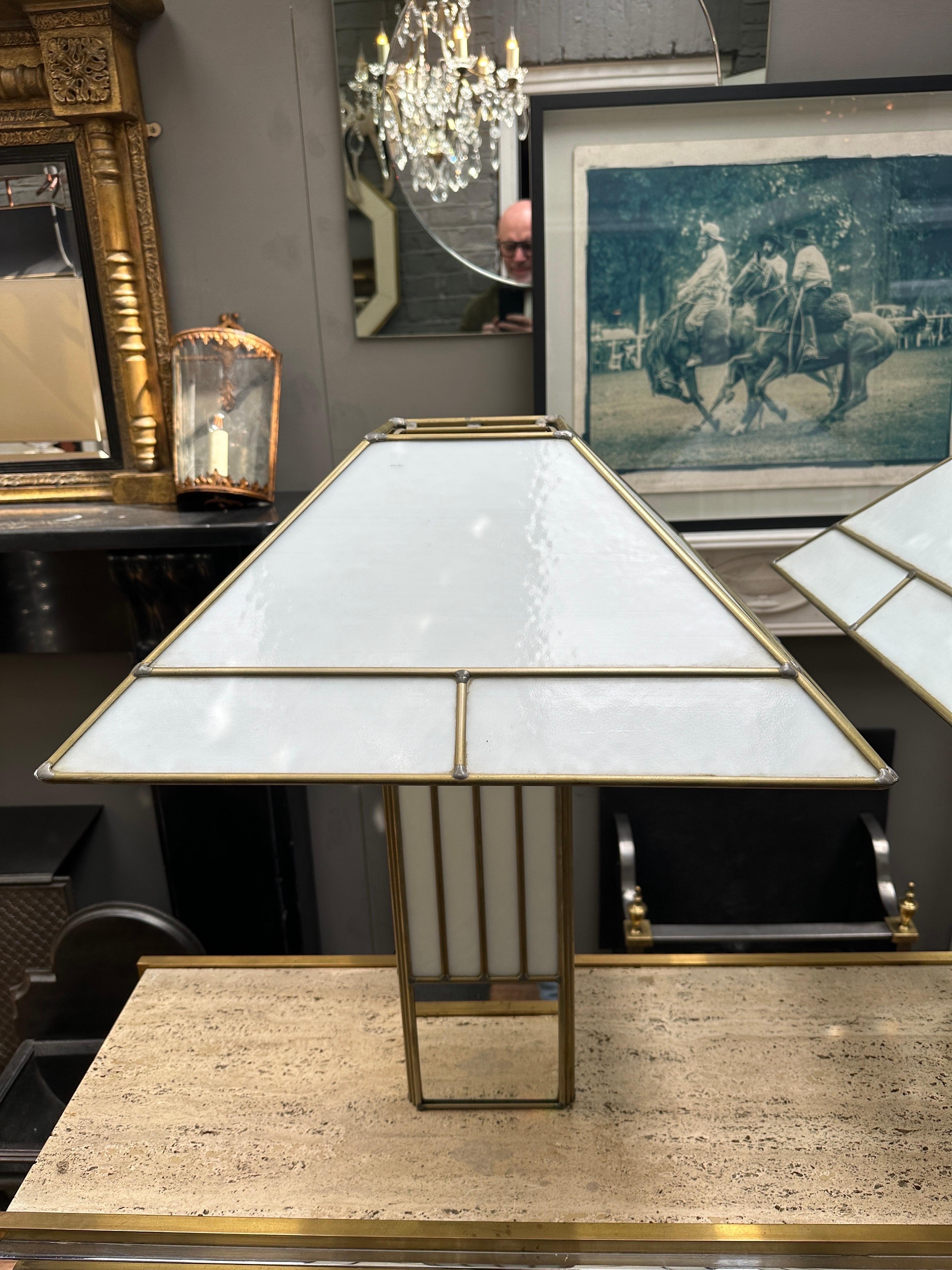 Pareja De Grandes Lámparas De Mesa Estilo Tiffany De Latón Y Cristal Opaco en venta 2