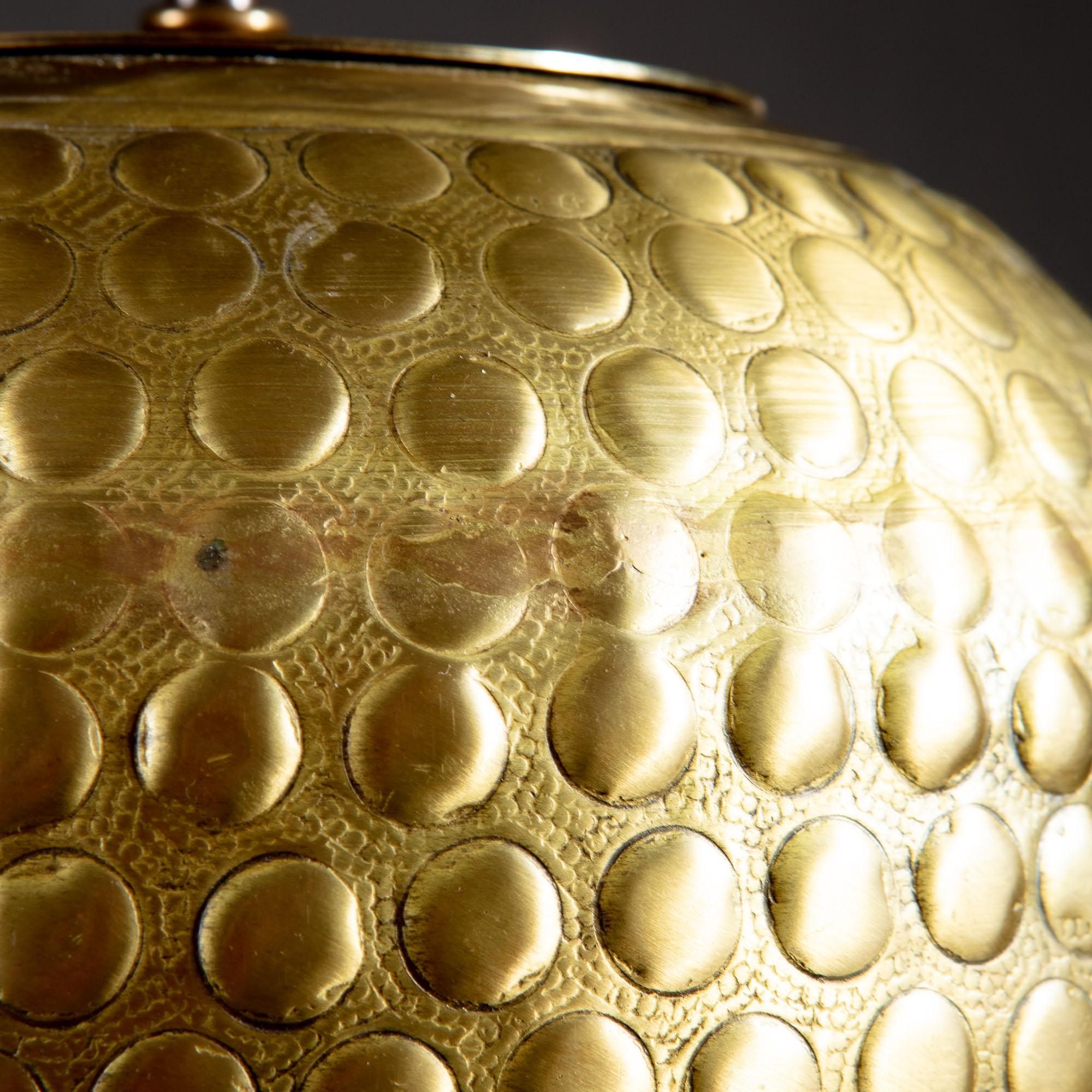 Ein Paar große Vasen aus gestanztem Messing als Tischlampen im Zustand „Neu“ im Angebot in London, GB