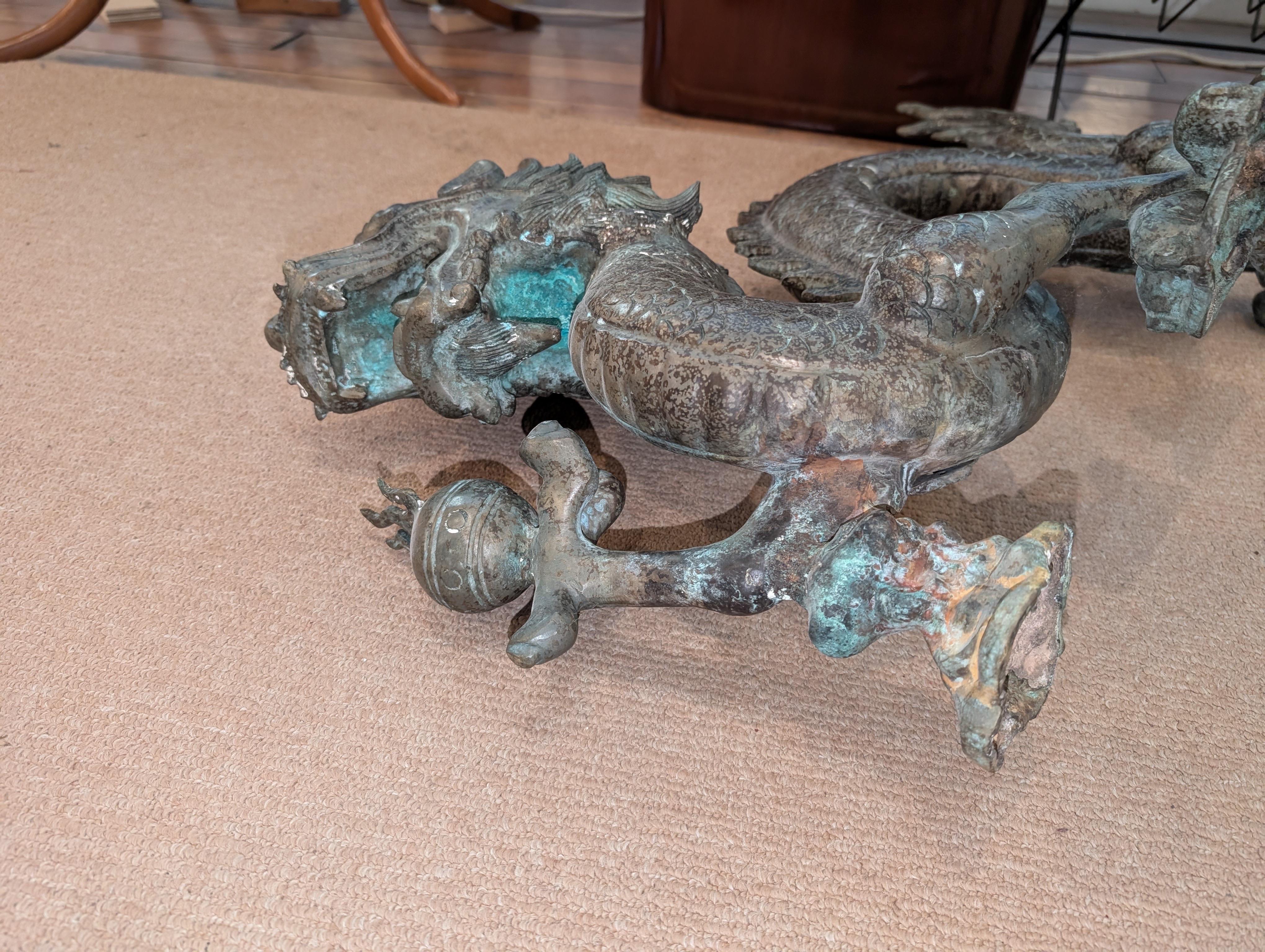 Paire de grandes sculptures chinoises en bronze représentant des dragons en vente 3