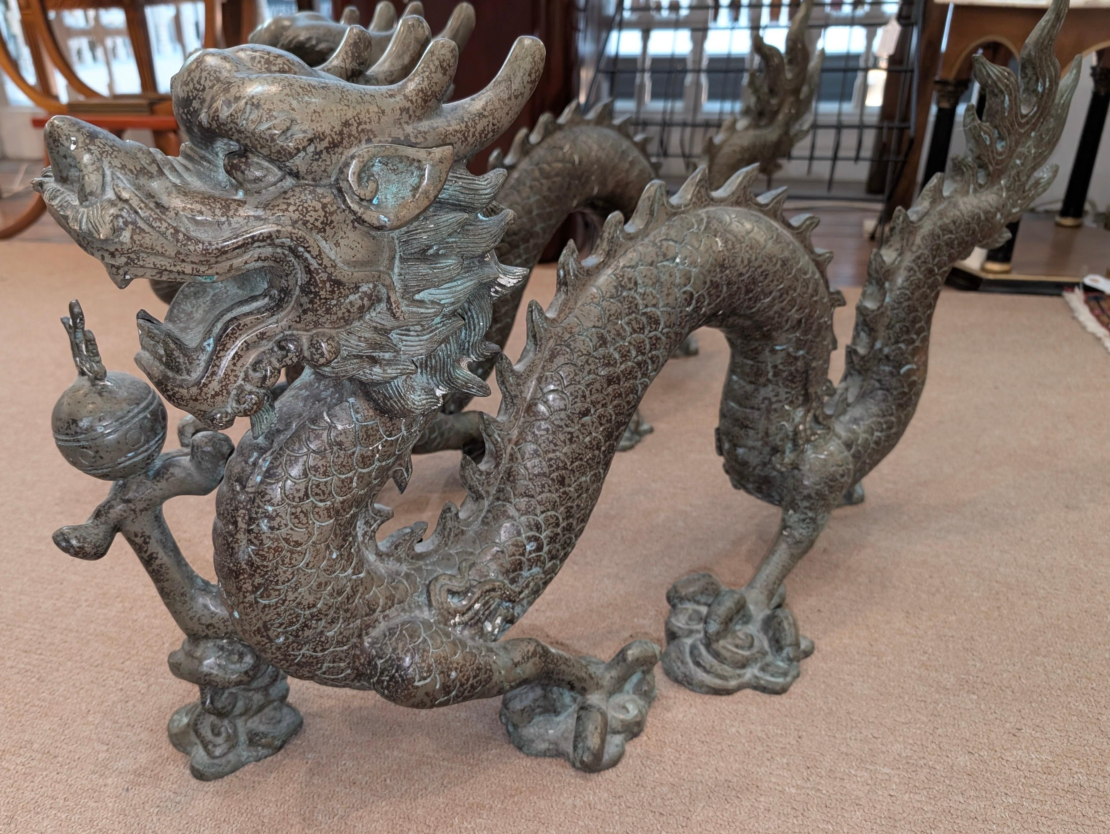 Paire de grandes sculptures chinoises en bronze représentant des dragons en vente 4