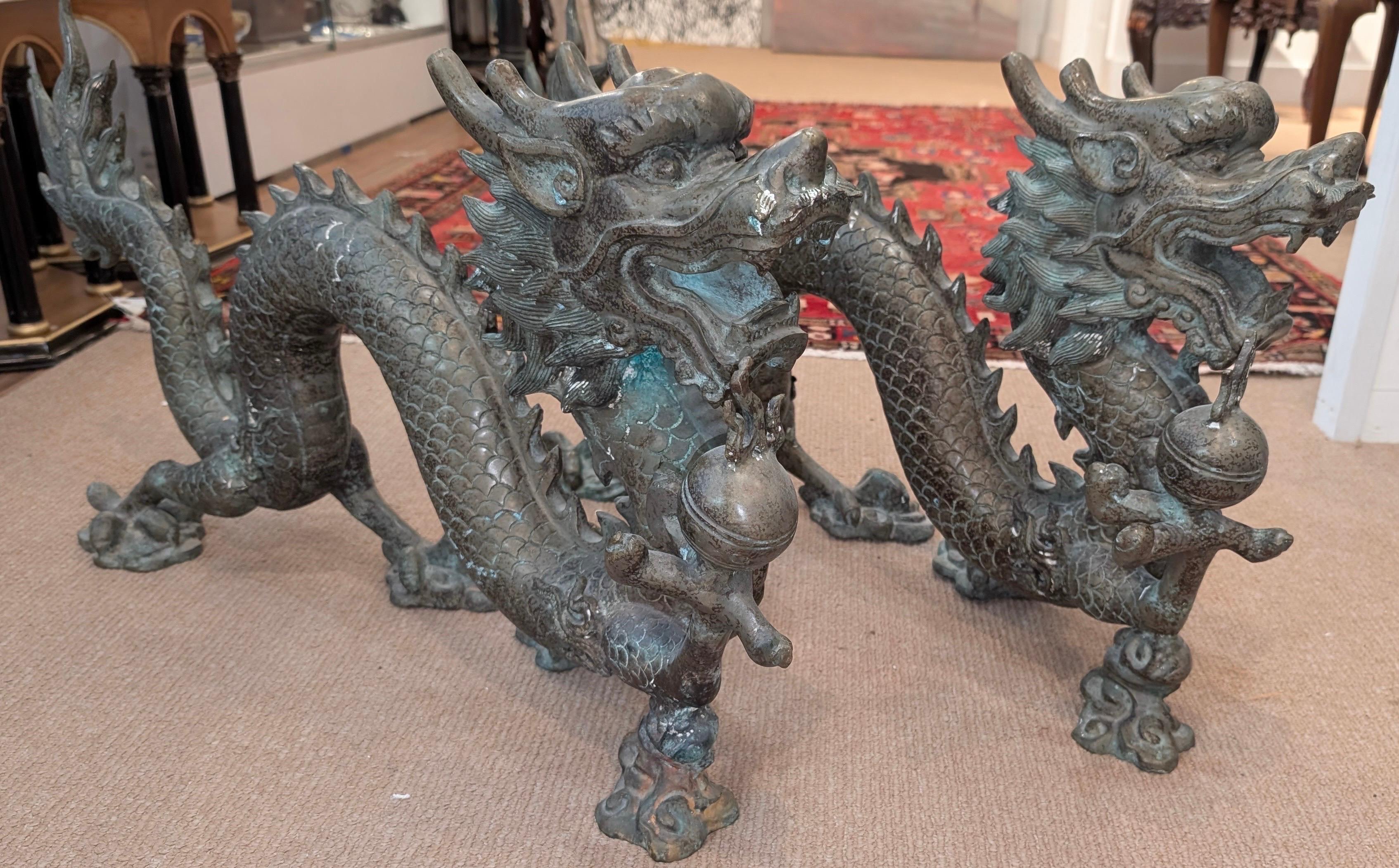 Chinois Paire de grandes sculptures chinoises en bronze représentant des dragons en vente