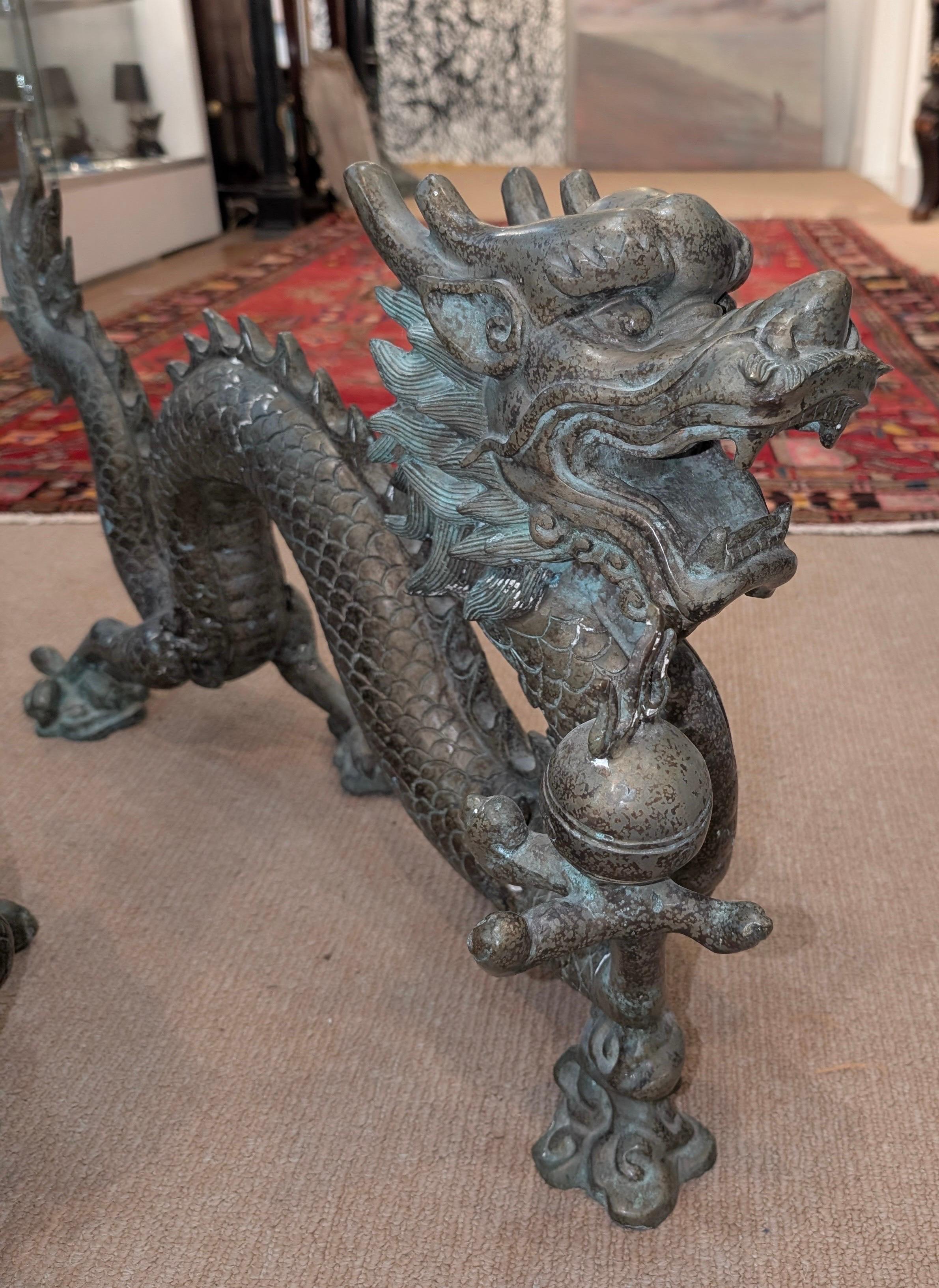 Patiné Paire de grandes sculptures chinoises en bronze représentant des dragons en vente