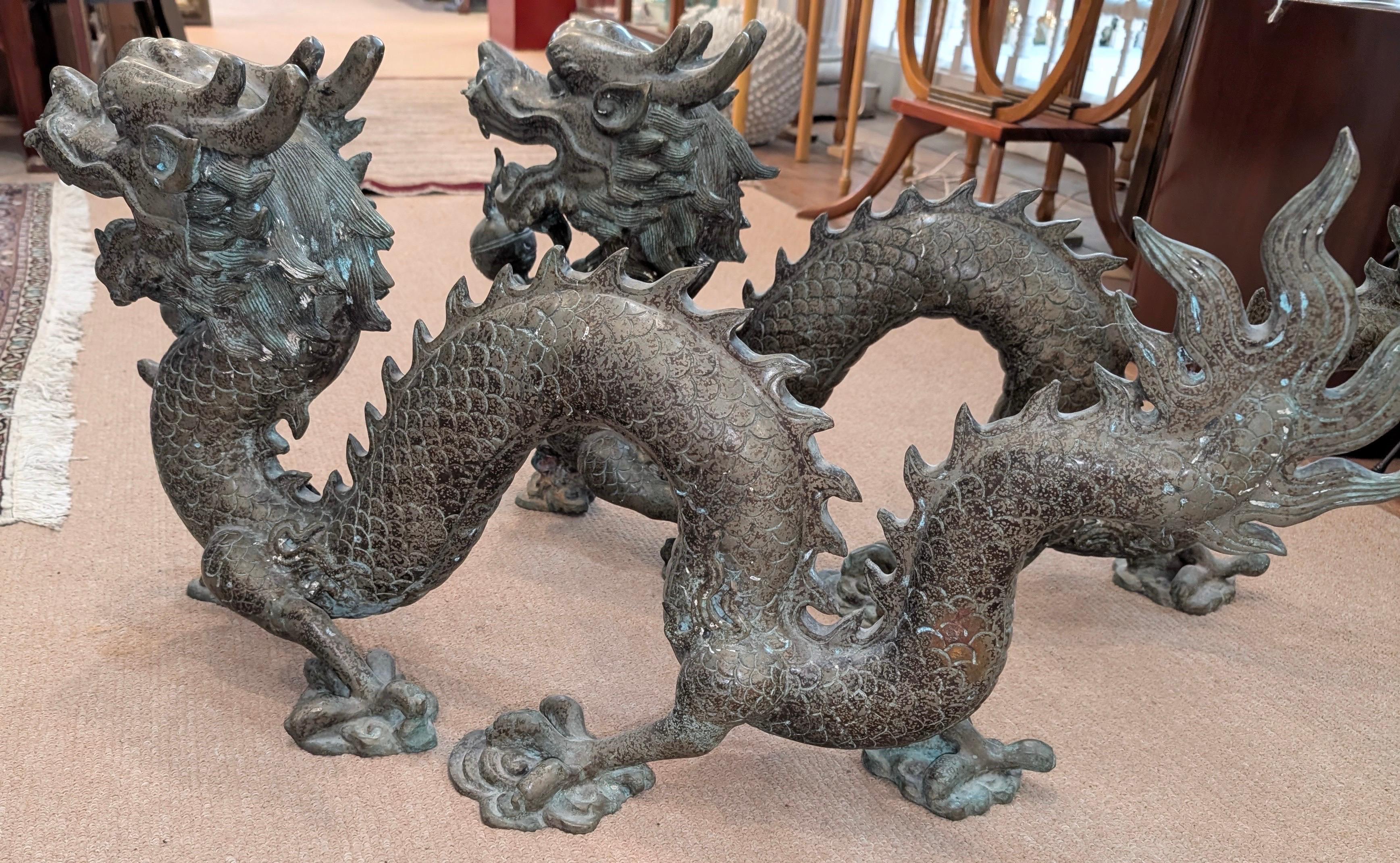 Paire de grandes sculptures chinoises en bronze représentant des dragons Bon état - En vente à Lambertville, NJ