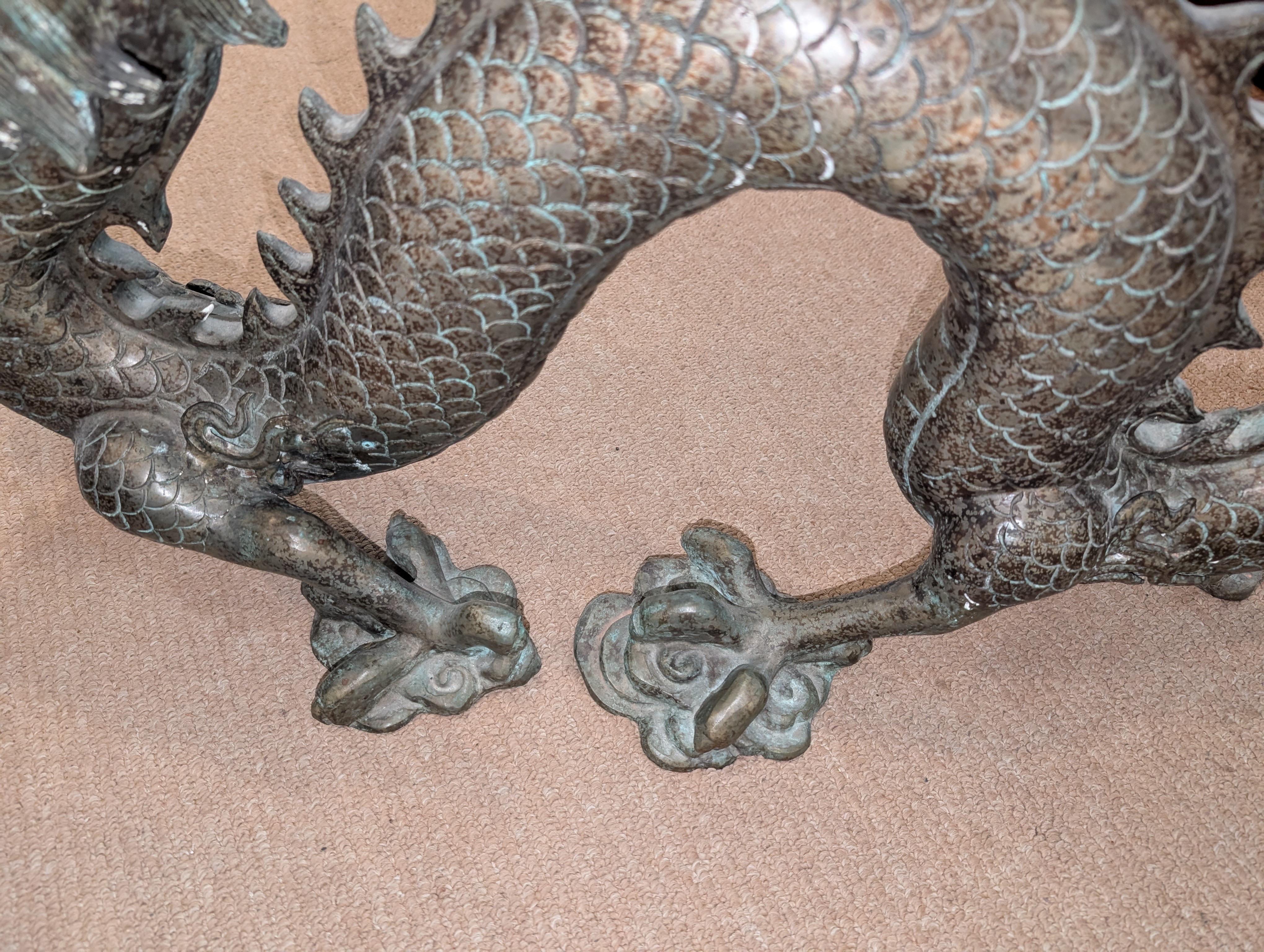 20ième siècle Paire de grandes sculptures chinoises en bronze représentant des dragons en vente