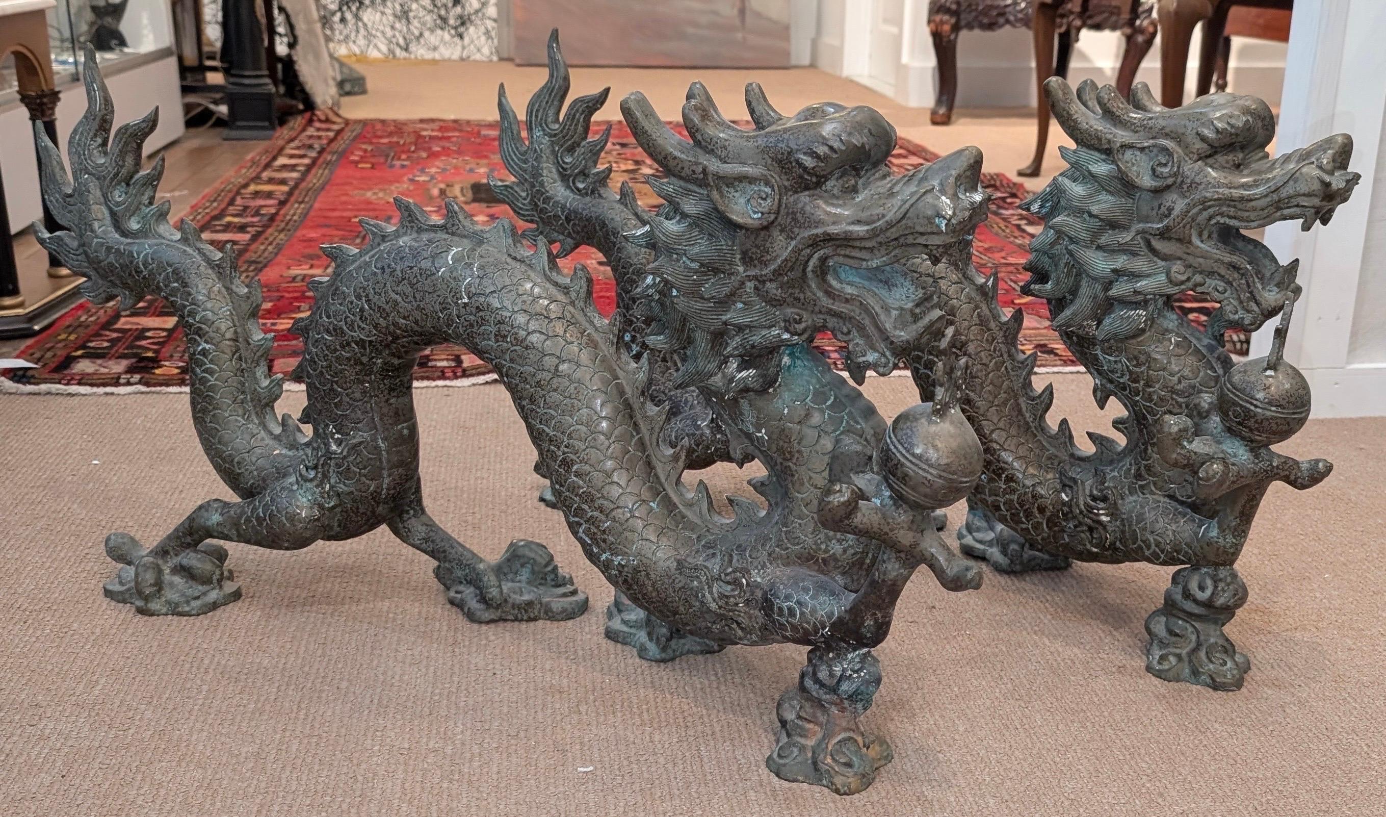 Bronze Paire de grandes sculptures chinoises en bronze représentant des dragons en vente