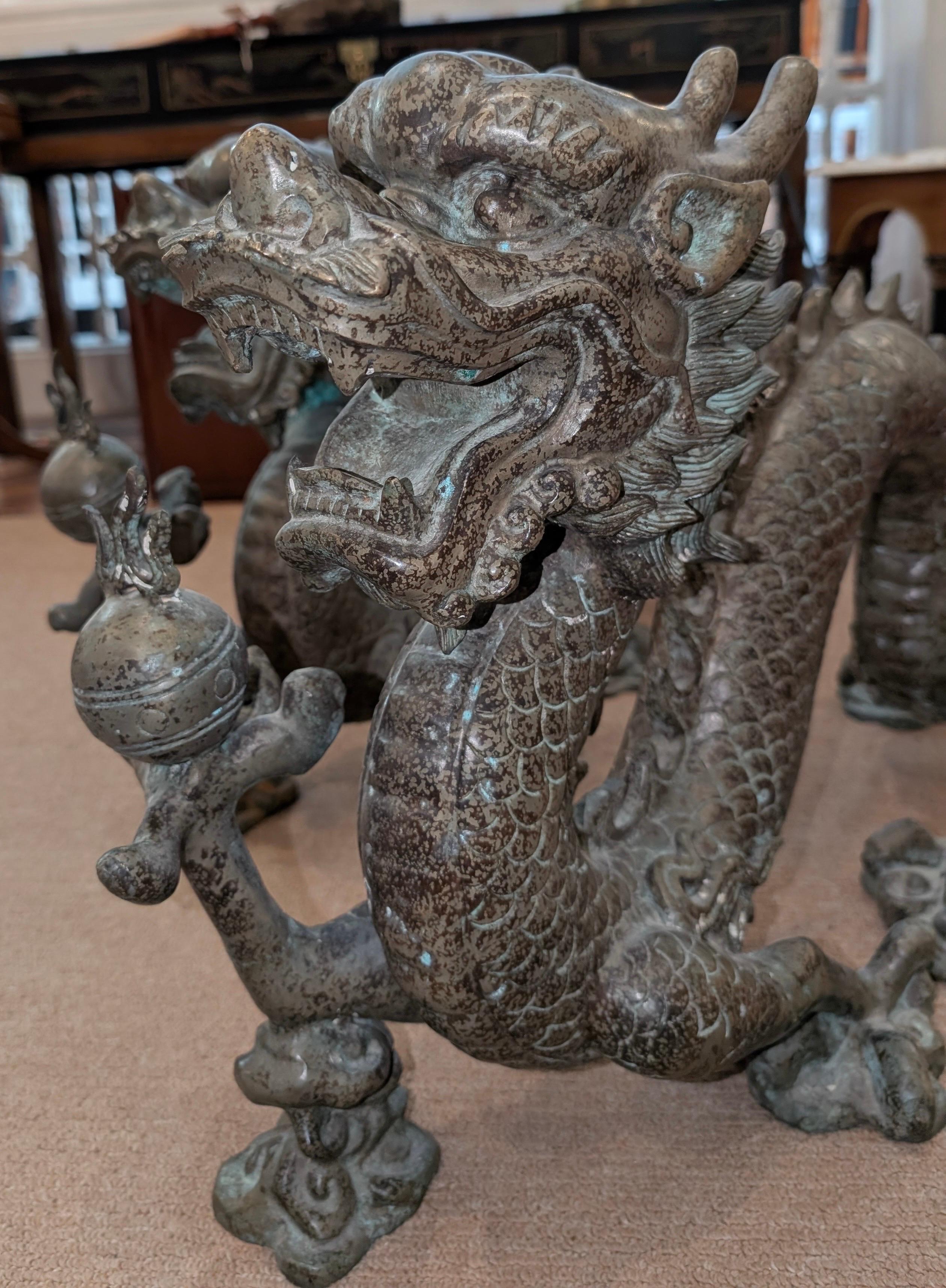 Paire de grandes sculptures chinoises en bronze représentant des dragons en vente 1