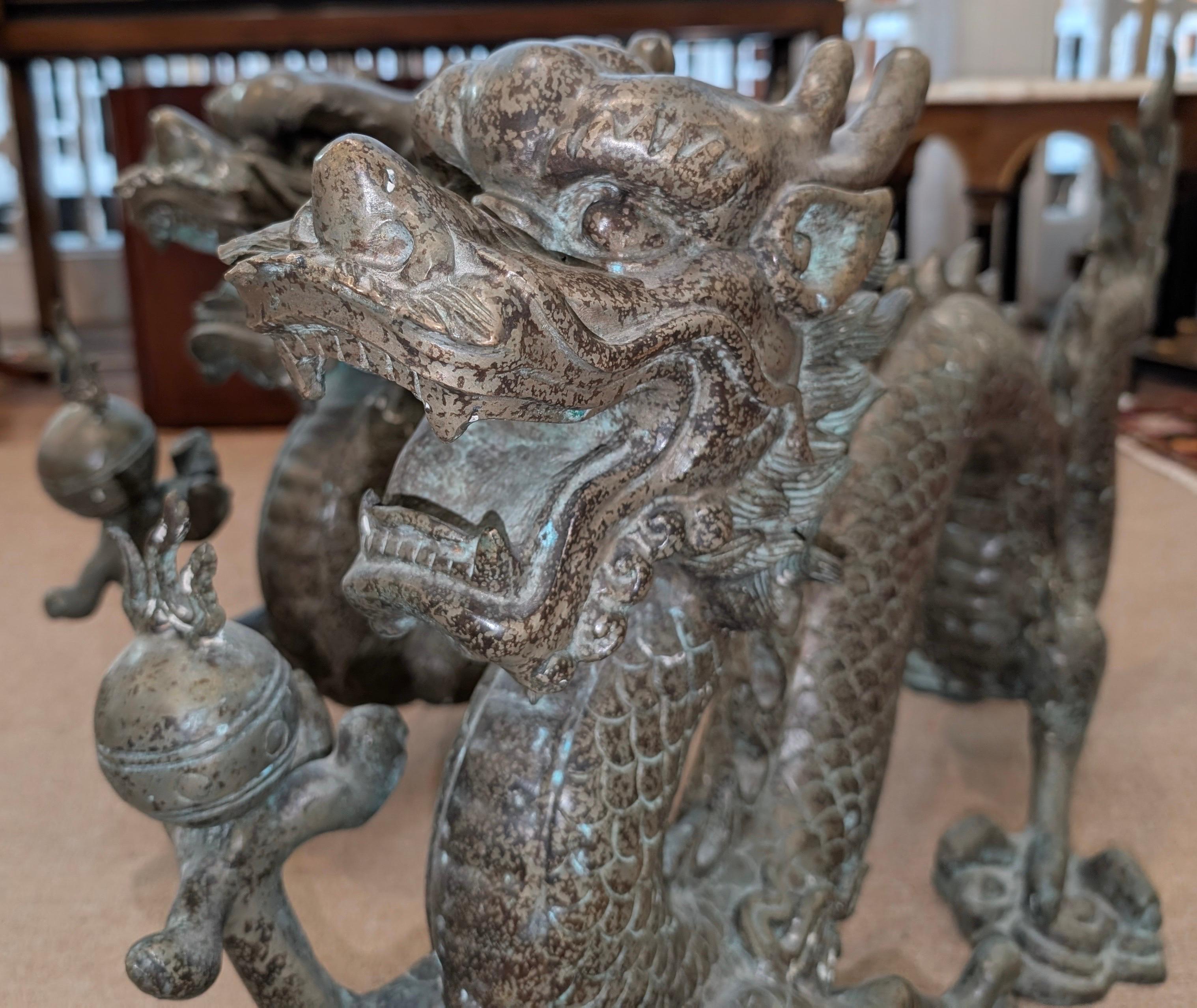 Paire de grandes sculptures chinoises en bronze représentant des dragons en vente 2