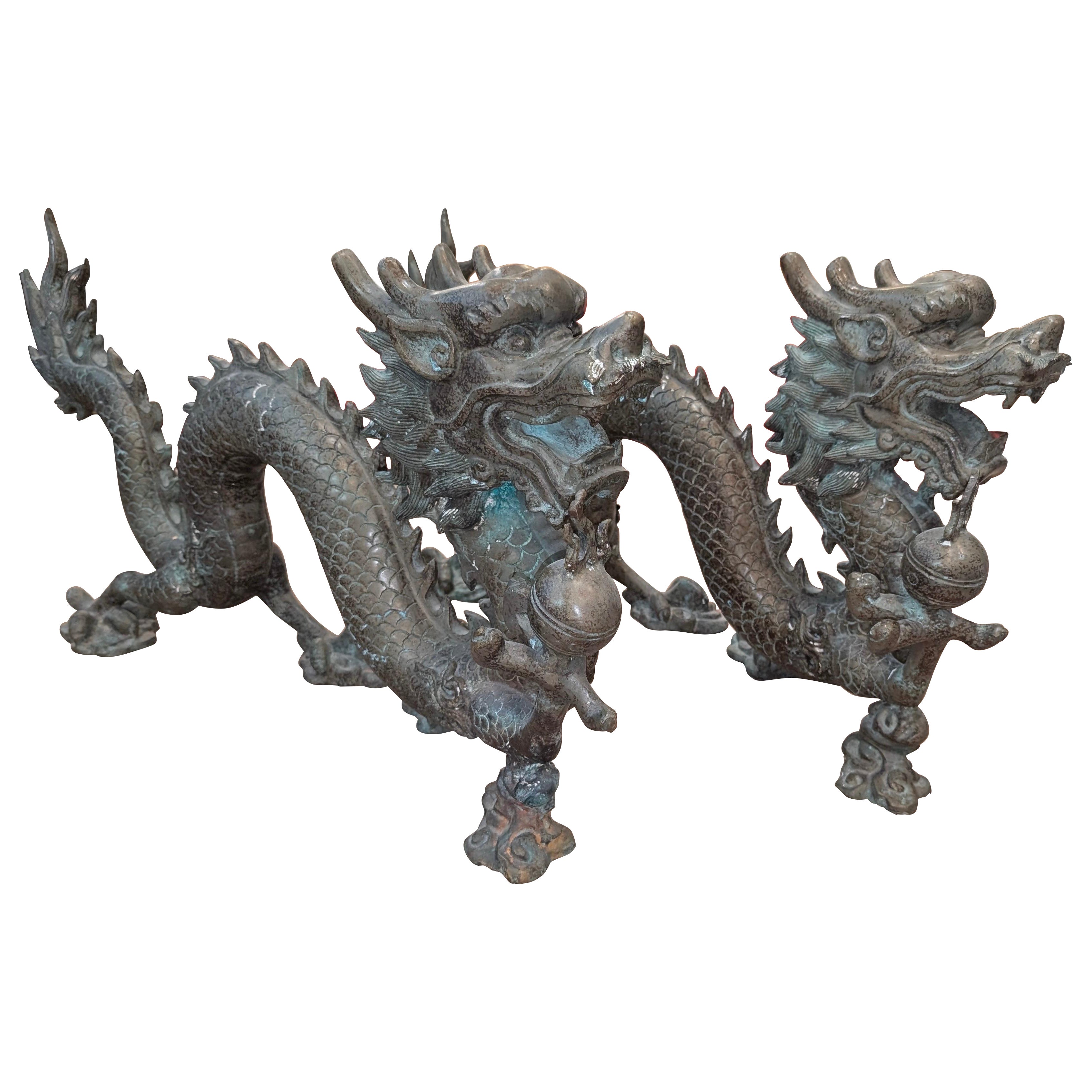 Ein Paar großer chinesischer Drachenskulpturen aus Bronze