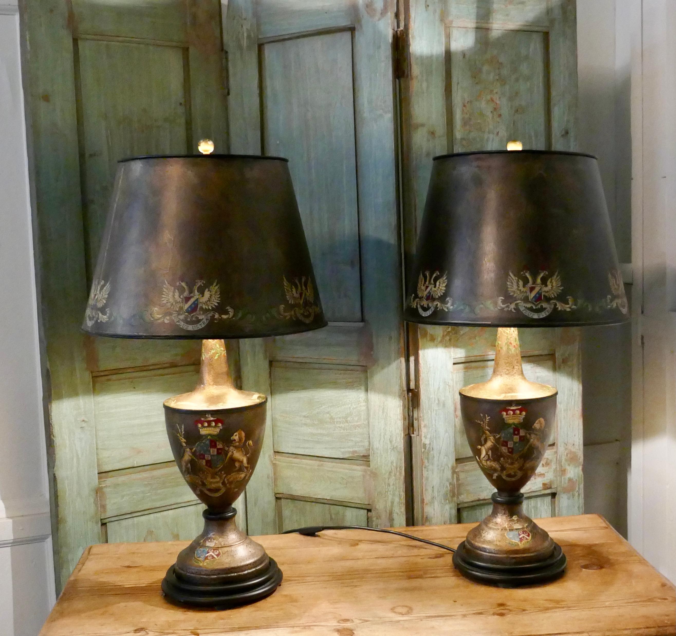 Paar große Bronzefarbene Toleware-Tischlampen aus Zinn    im Angebot 2