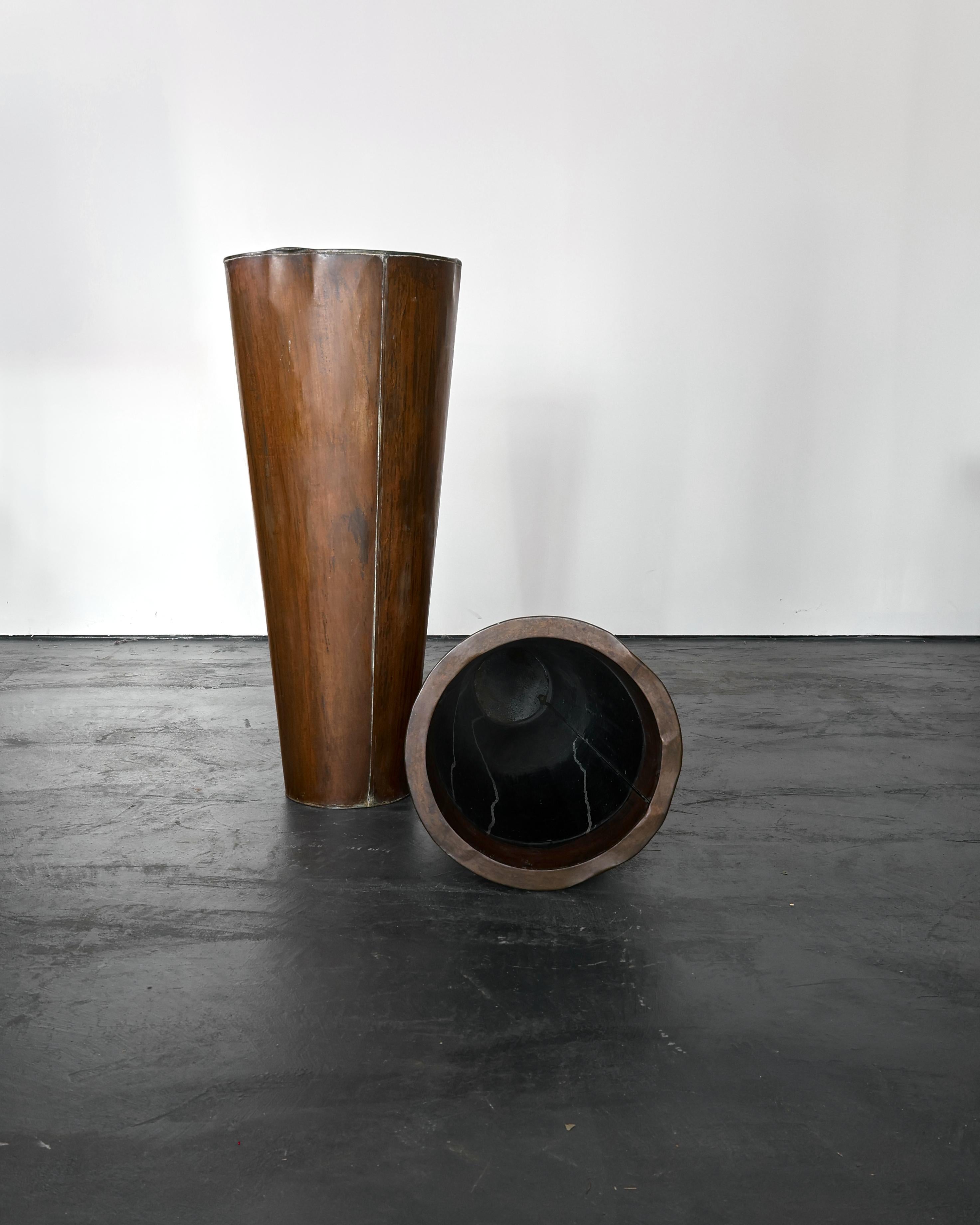 A Pair Of Large C.1970s Copper Planters In Good Condition For Sale In London, GB