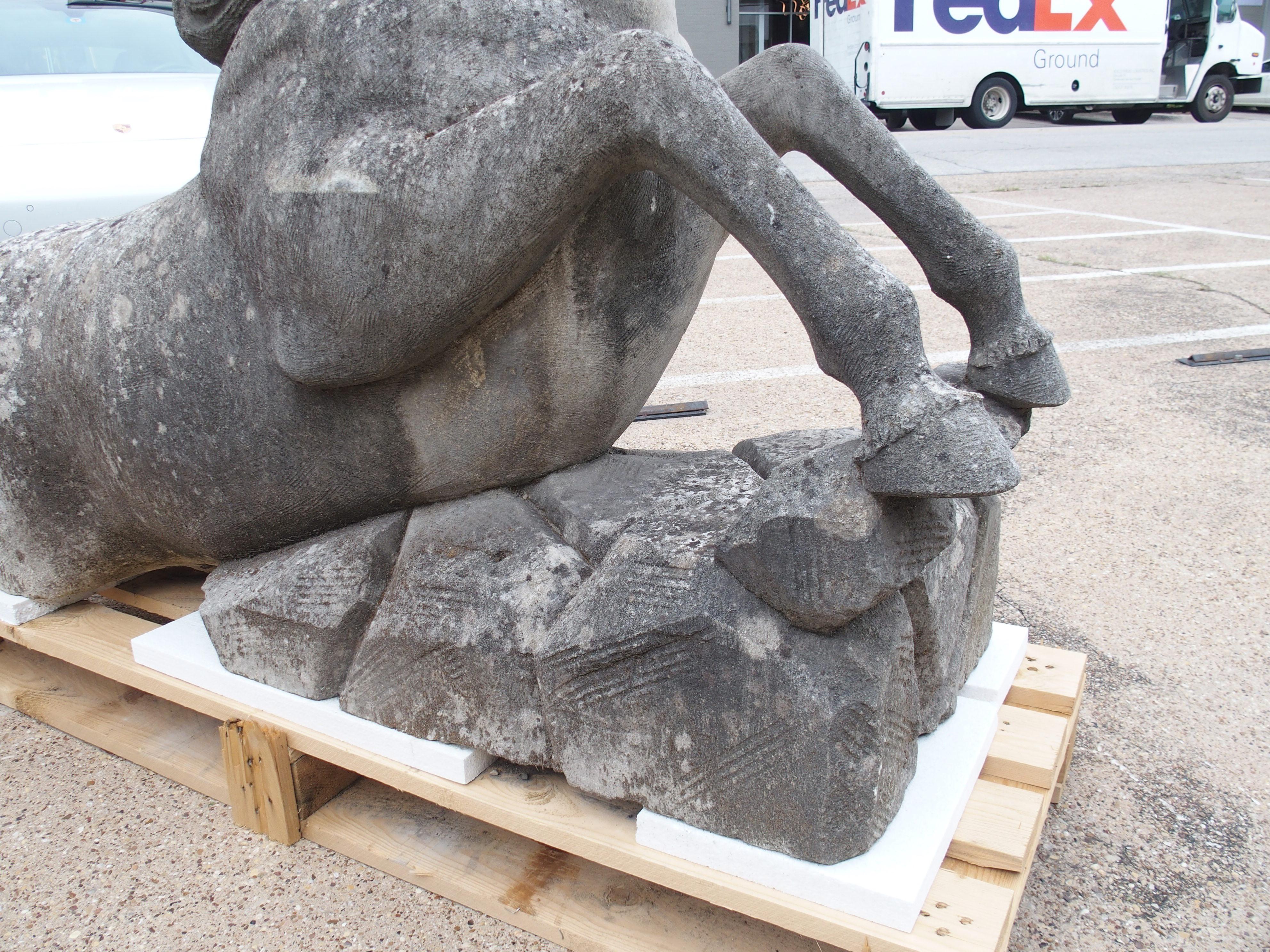 Pareja de grandes caballos tallados en piedra caliza del Véneto, Italia en venta 3