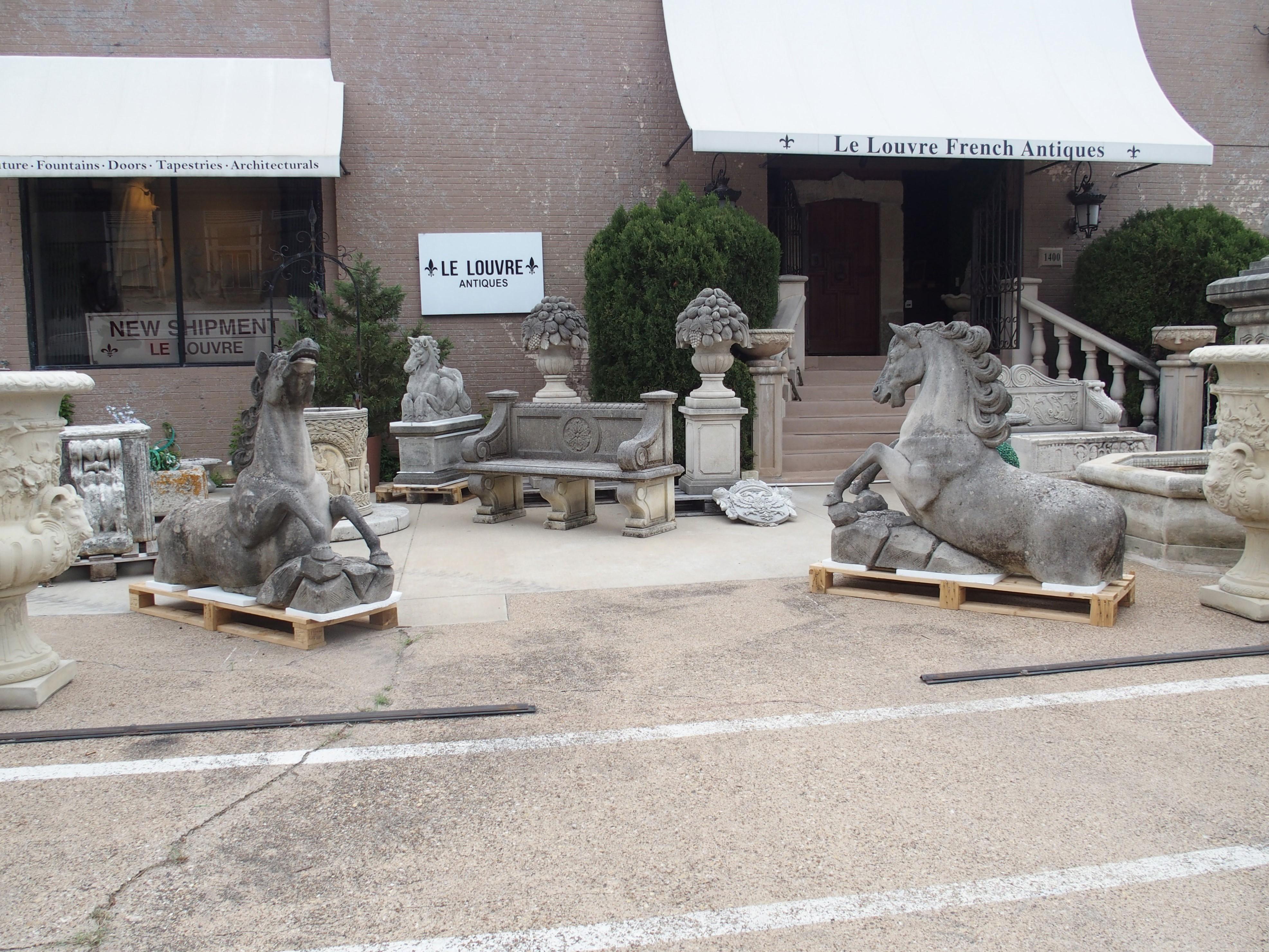 Pareja de grandes caballos tallados en piedra caliza del Véneto, Italia en venta 8