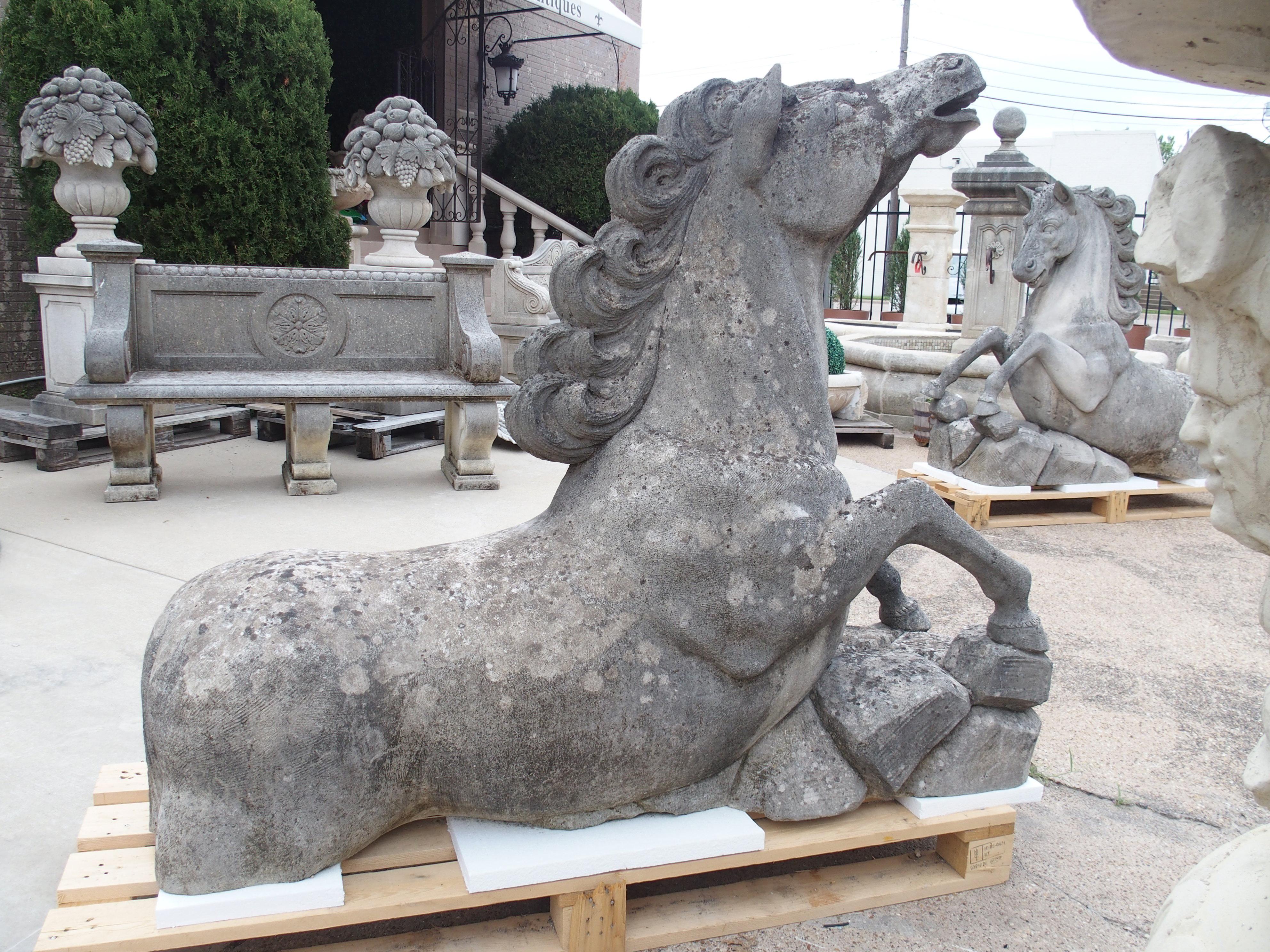 Pareja de grandes caballos tallados en piedra caliza del Véneto, Italia en venta 10