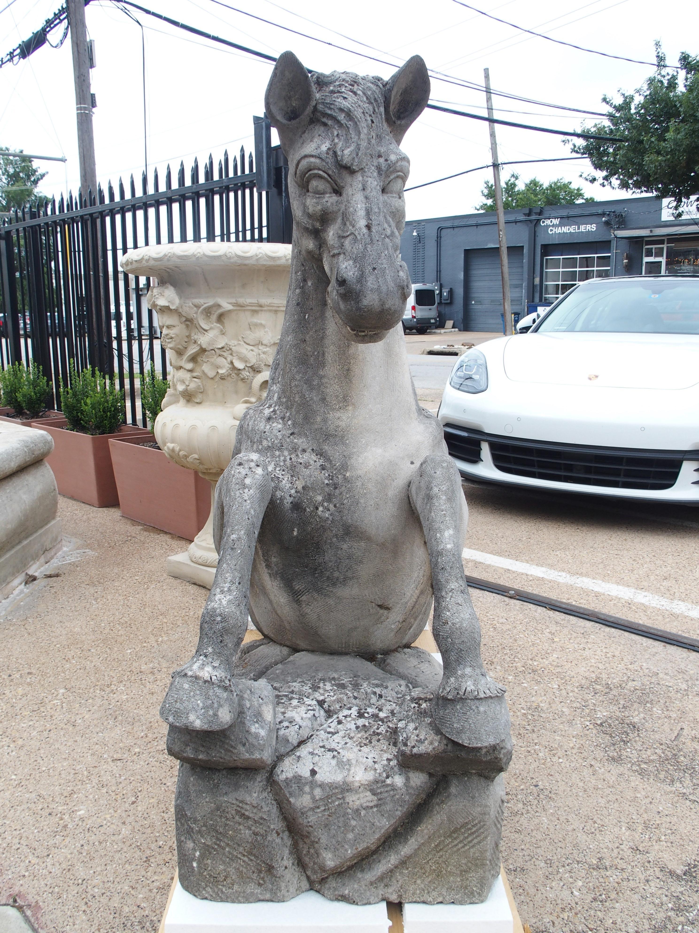 Tallados a mano en el Véneto (Italia), este par de caballos de piedra caliza son esculturas en redondo, lo que significa que pueden verse desde cualquier ángulo. Aunque el escultor decidió no visualizar los cuartos traseros, la posición de los