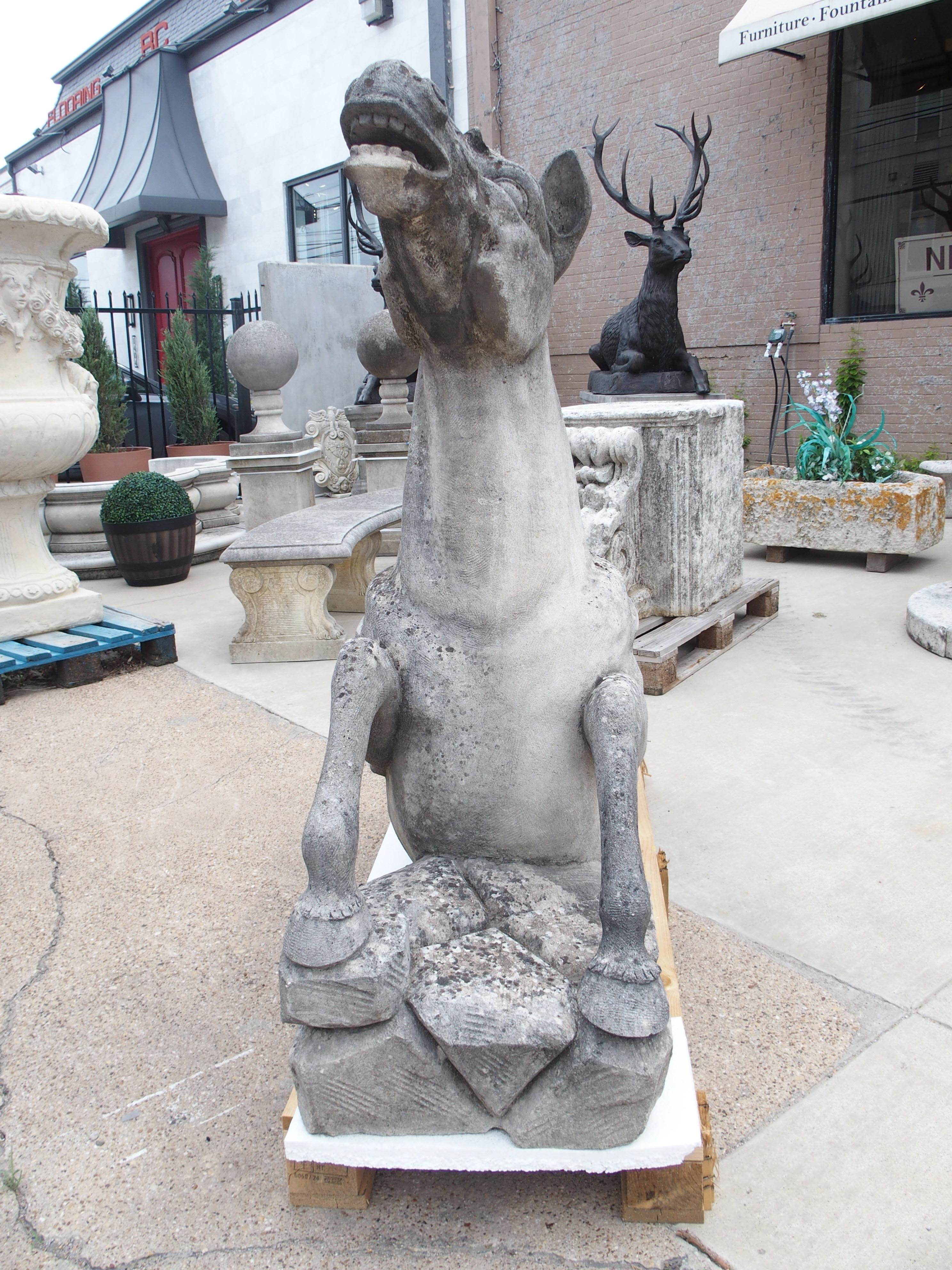 Pareja de grandes caballos tallados en piedra caliza del Véneto, Italia Italiano en venta