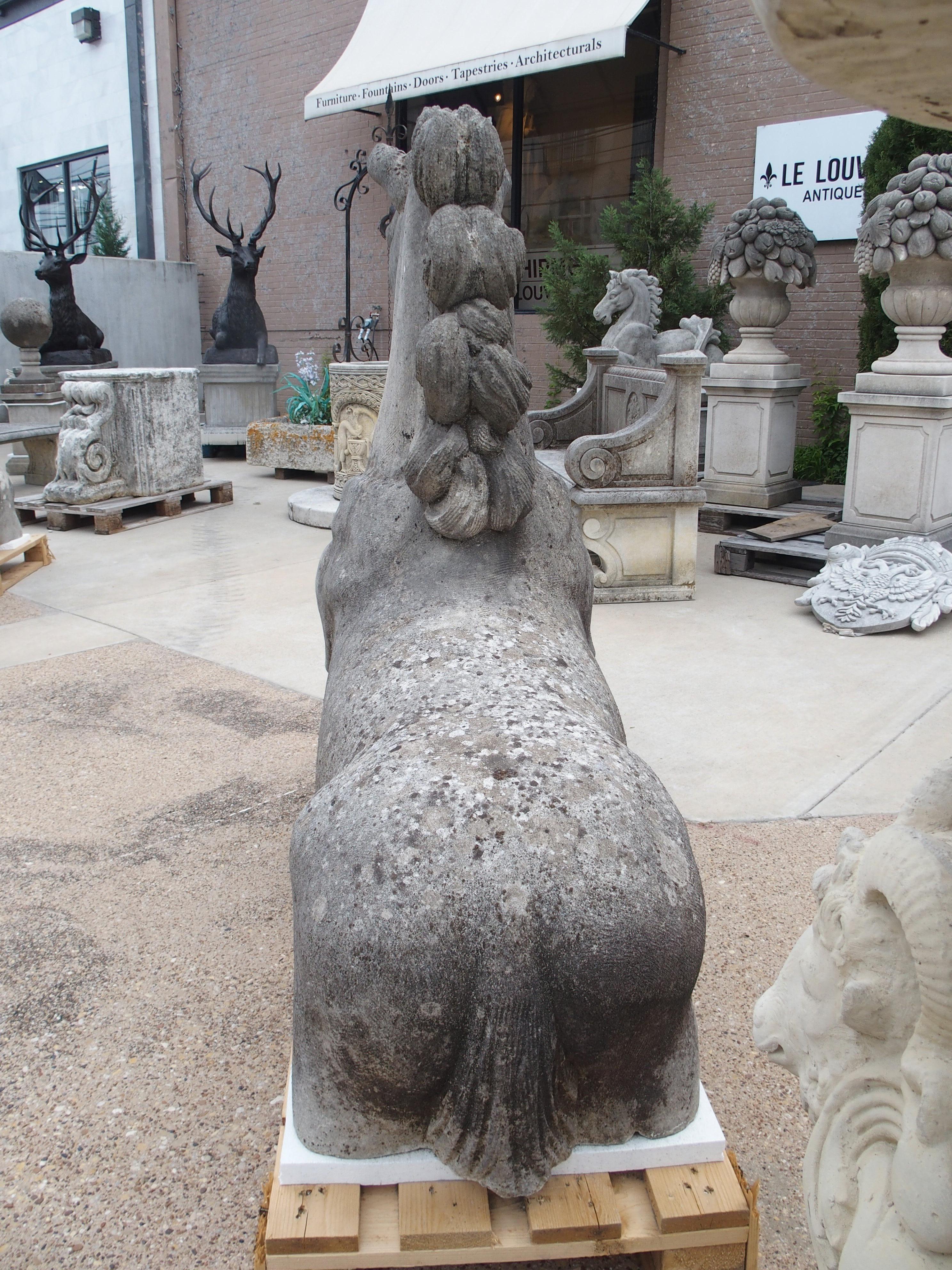 Pareja de grandes caballos tallados en piedra caliza del Véneto, Italia Piedra en venta