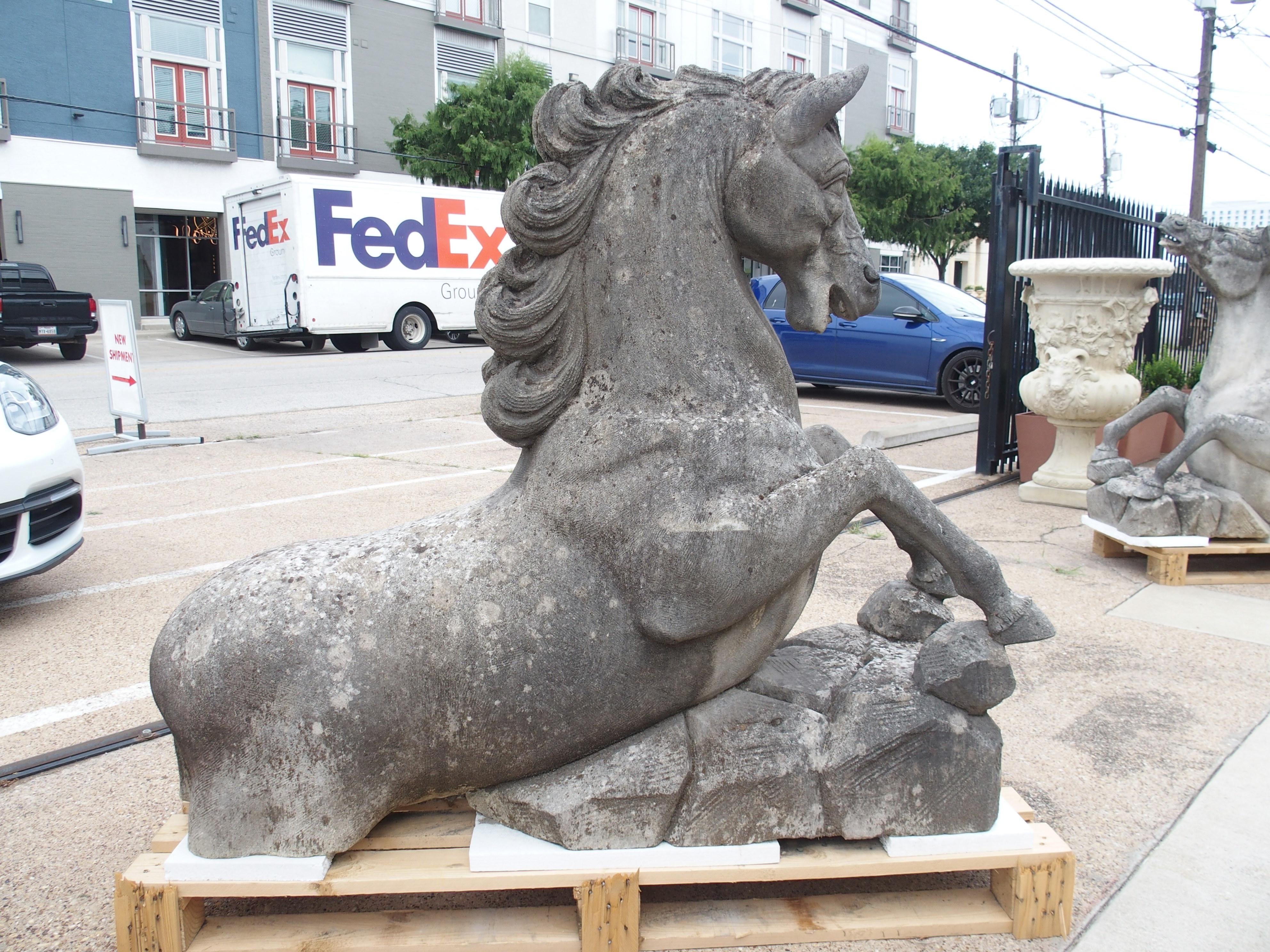 Pareja de grandes caballos tallados en piedra caliza del Véneto, Italia en venta 1