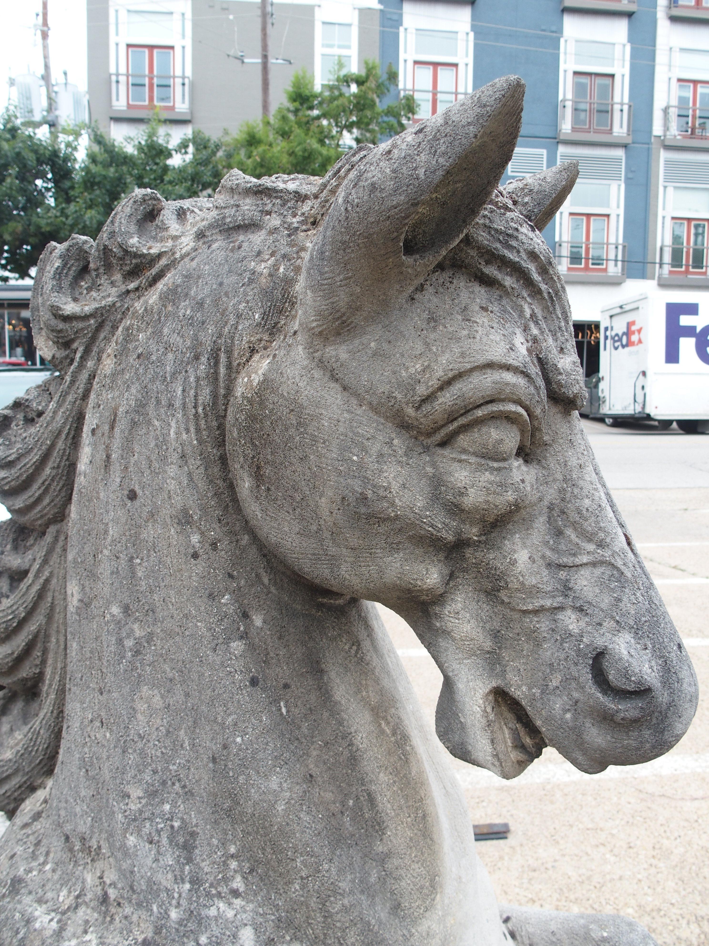 Pareja de grandes caballos tallados en piedra caliza del Véneto, Italia en venta 2