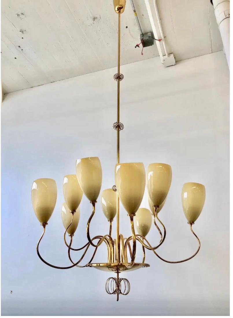 Coppia di grandi lampadari a 10 luci disegnati da Paavo Tynell per Idman Oy, Finlandia, 1950 circa.
Ottone lucido con paralumi in vetro opalino. Un esempio simile è presente nel catalogo di Idman Oy. Model 9017.
Diametro 32
