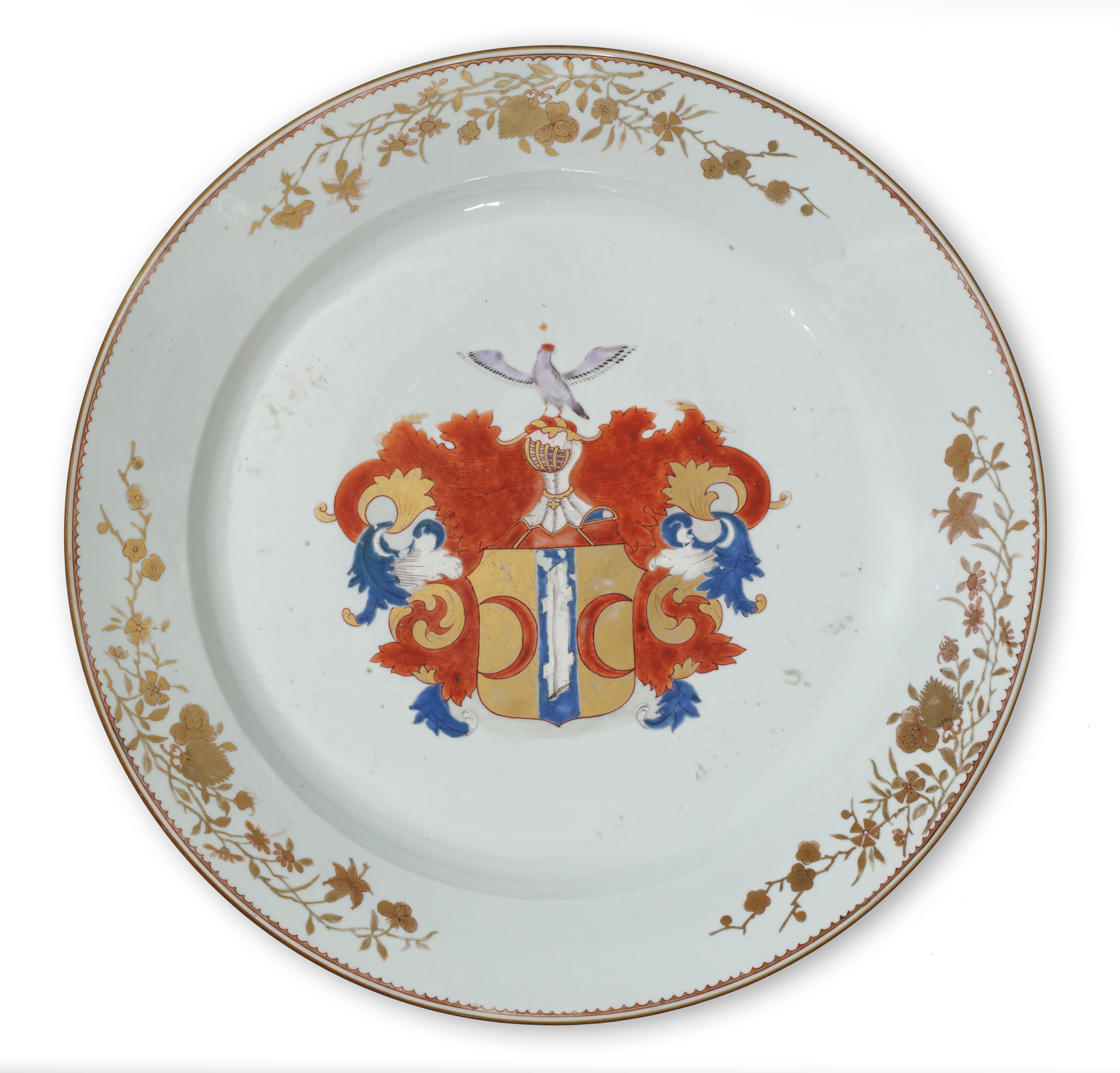Periodo Qianlong, circa 1735

I piatti sono nel cosiddetto stile encre de chine e sono dipinti sullo smalto in rouge de fer e nei colori dominanti blu, rosso, rosa, nero e oro. Al centro, lo stemma della famiglia Valckenier. Lo stemma presenta un