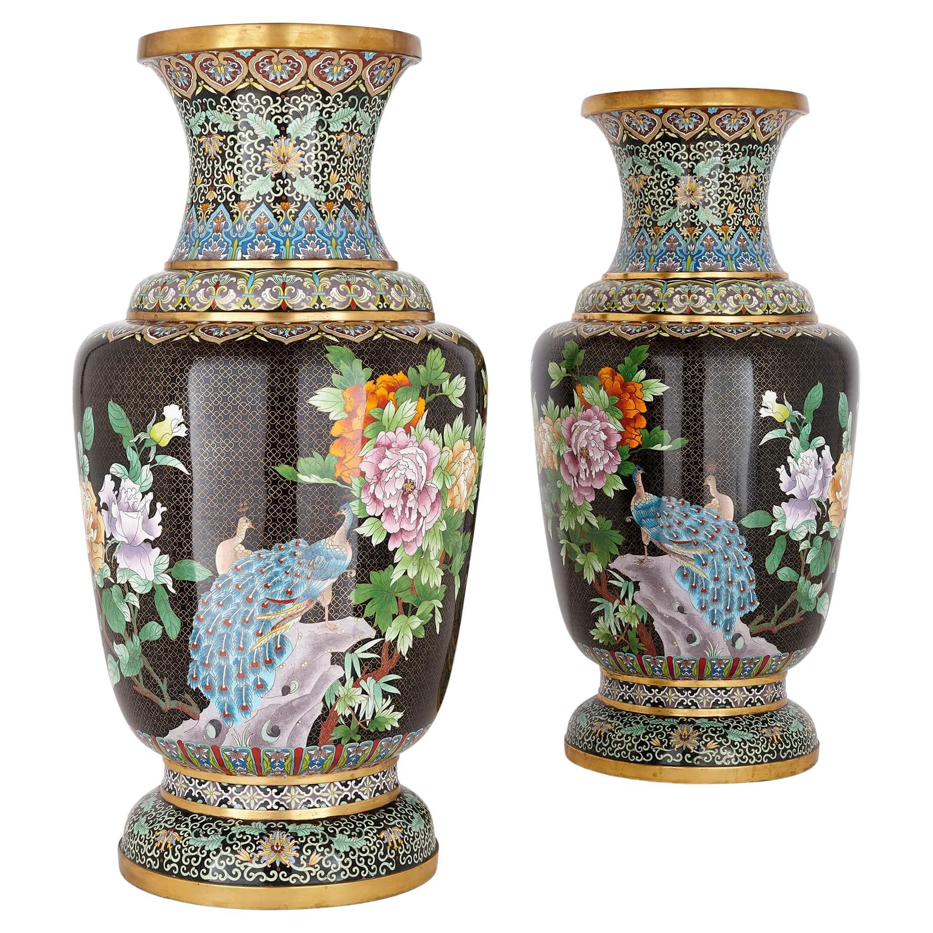 Paire de grands vases chinois en émail cloisonné à fond noir et doré