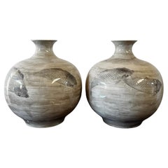 Pareja de grandes jarrones de porcelana china pintados a mano con carpas nadando