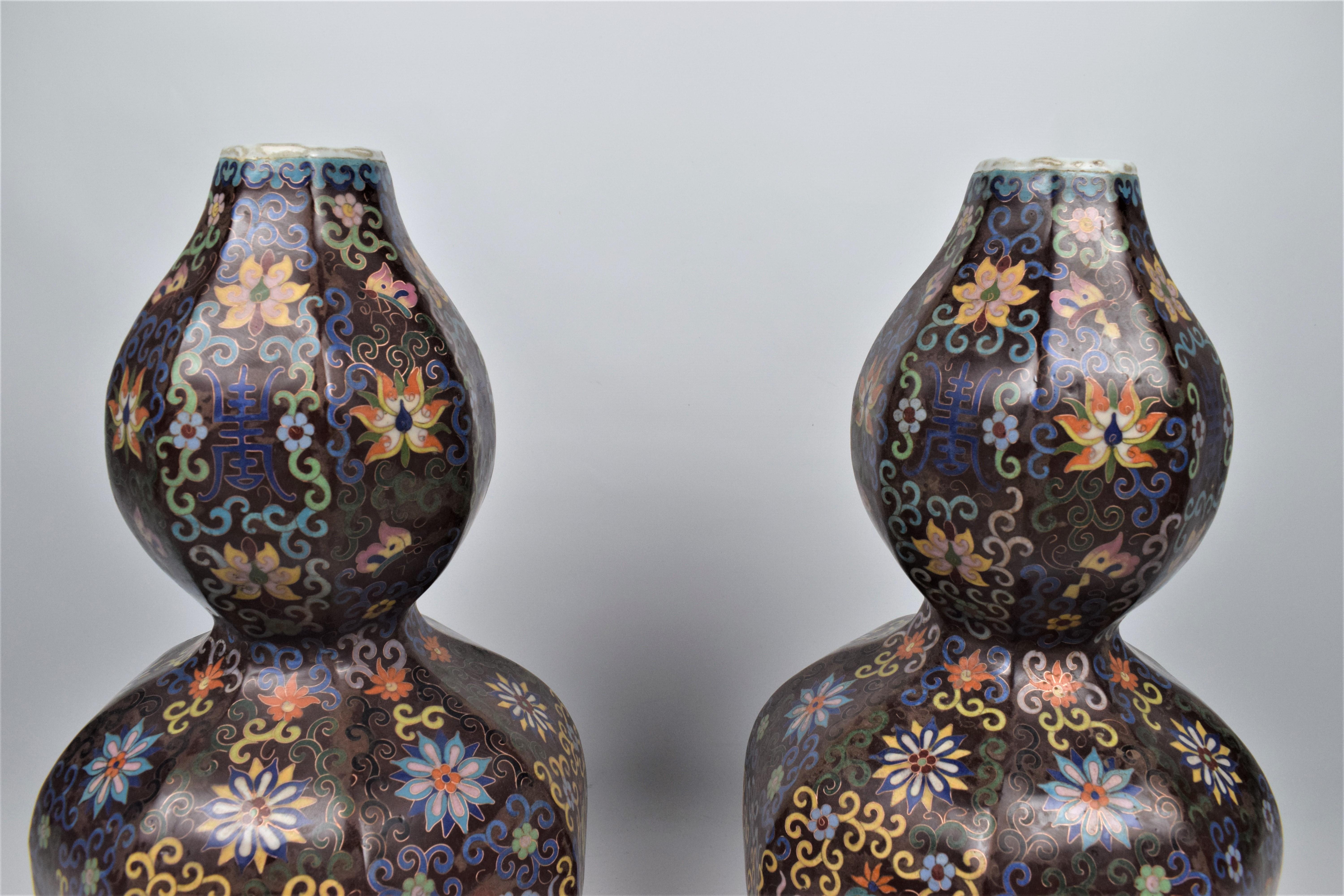 Paire de grands vases à double gourde en émail cloisonné Fin de la dynastie Qing, XIXe siècle

Ces vases chinois sont en porcelaine et ornés d'un motif floral cloisonné en émail. Ces vases spectaculaires ont la forme d'une double gourde. Les