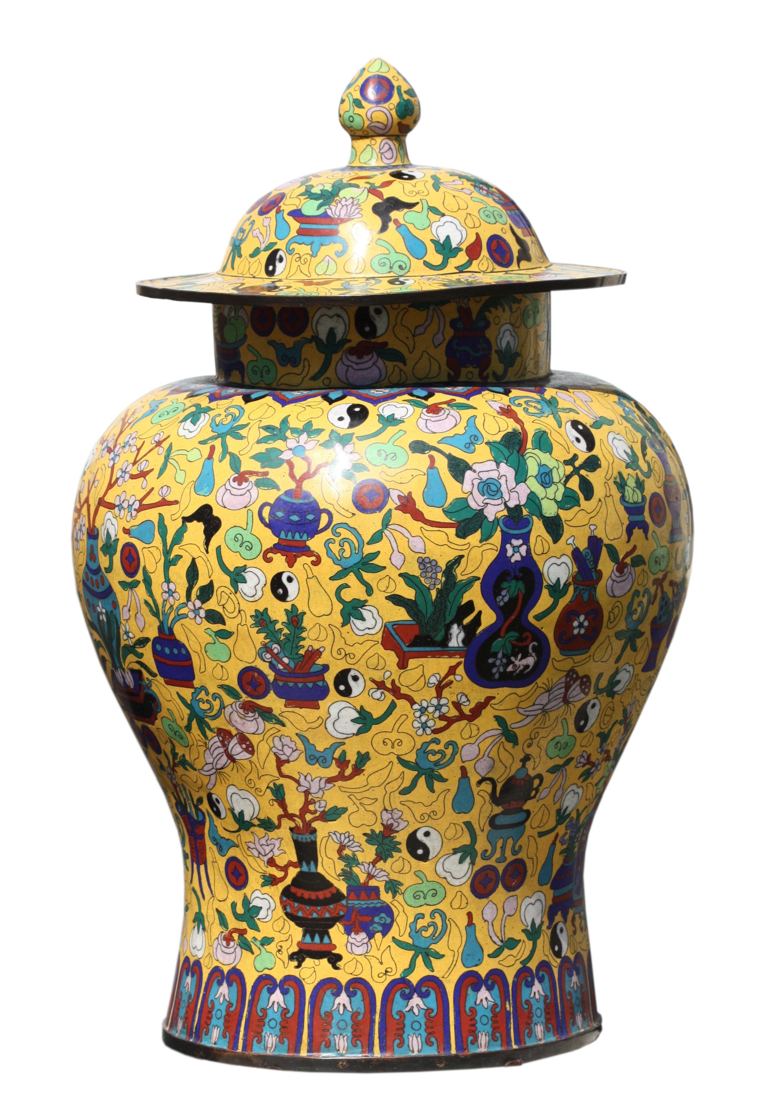 Ein Paar große Cloisonné-Emaille-Vasen und Deckel  Chinesisches, spätes 20. Jahrhundert im Zustand „Gut“ im Angebot in West Palm Beach, FL