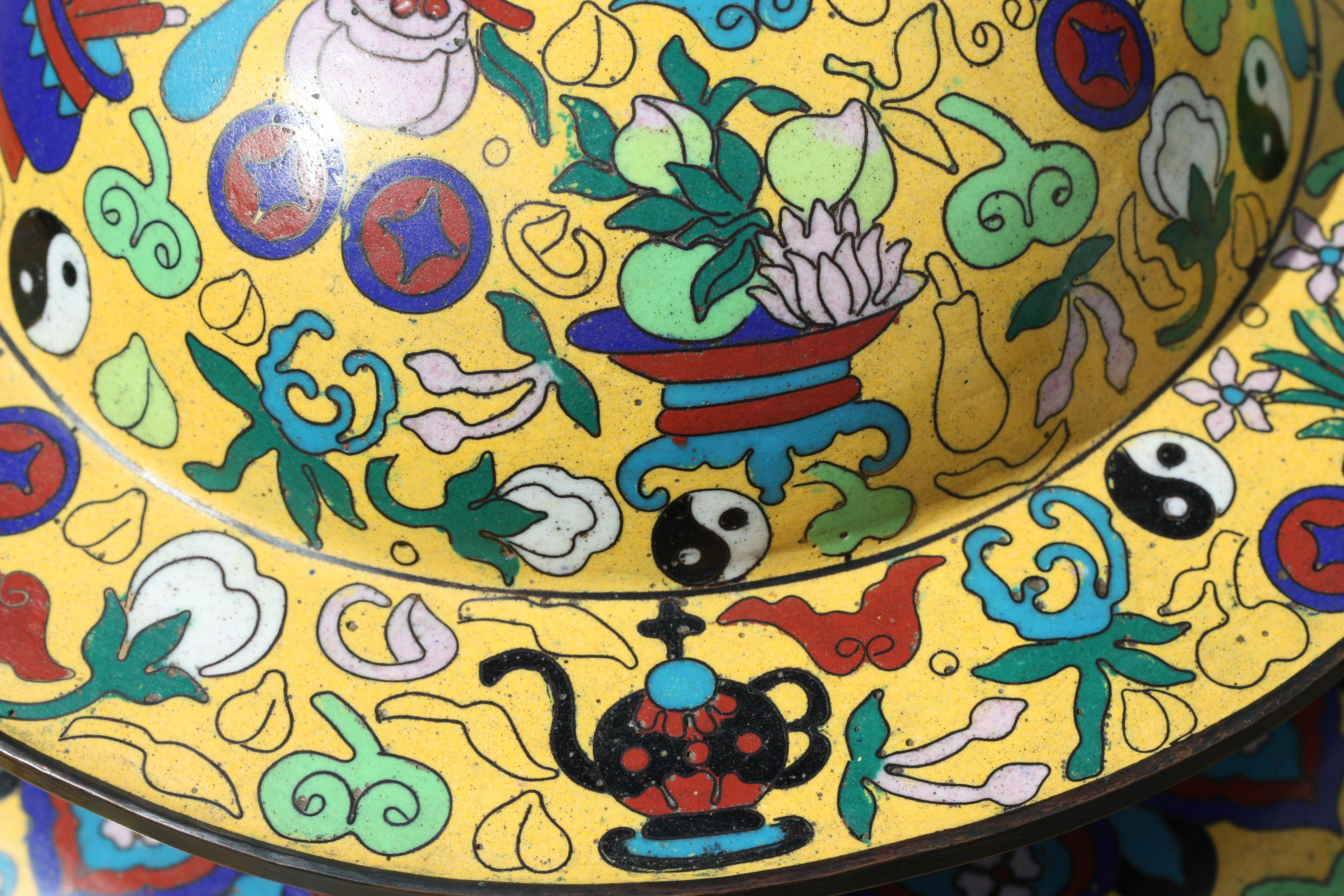 20ième siècle Paire de grands vases et couvercles en émail cloisonné  Chinois, fin du XXe siècle en vente