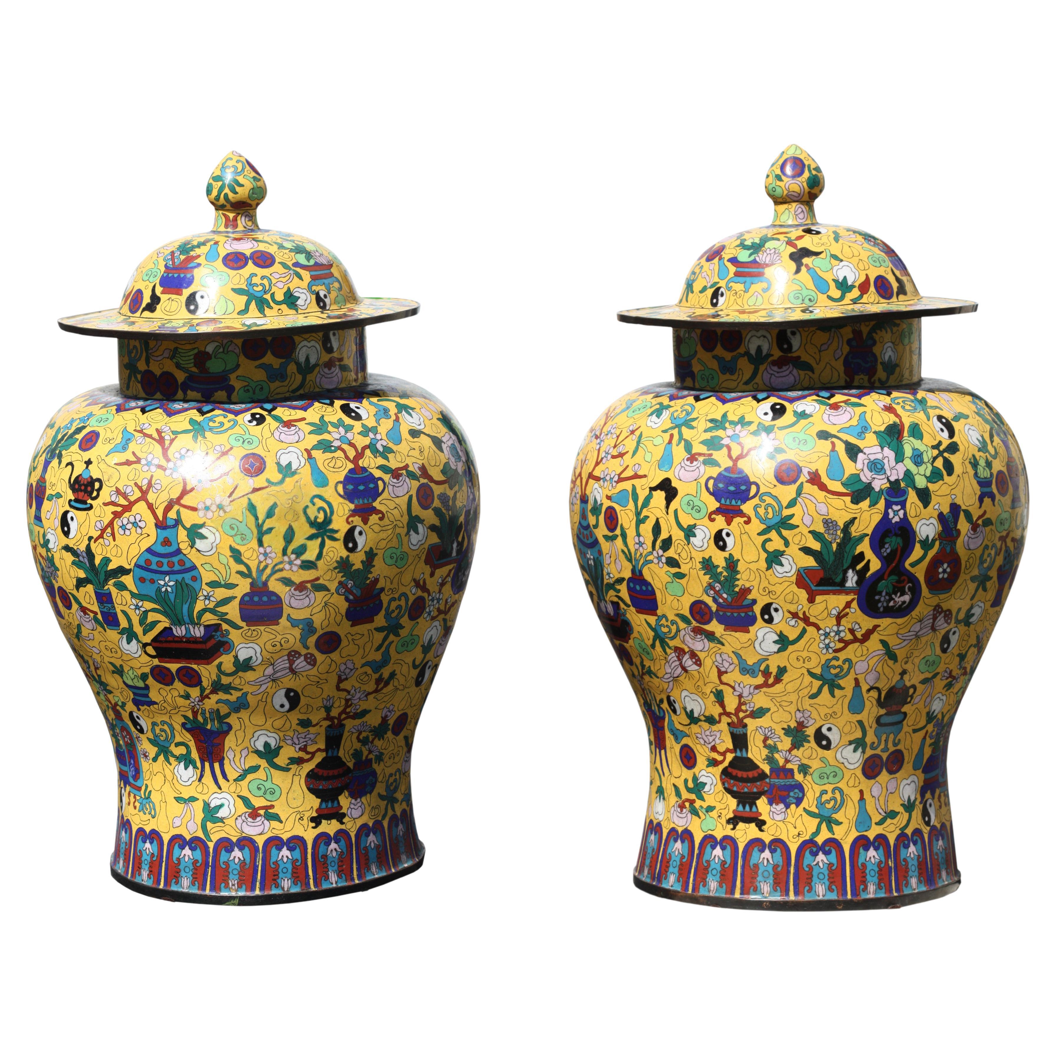Paire de grands vases et couvercles en émail cloisonné  Chinois, fin du XXe siècle en vente