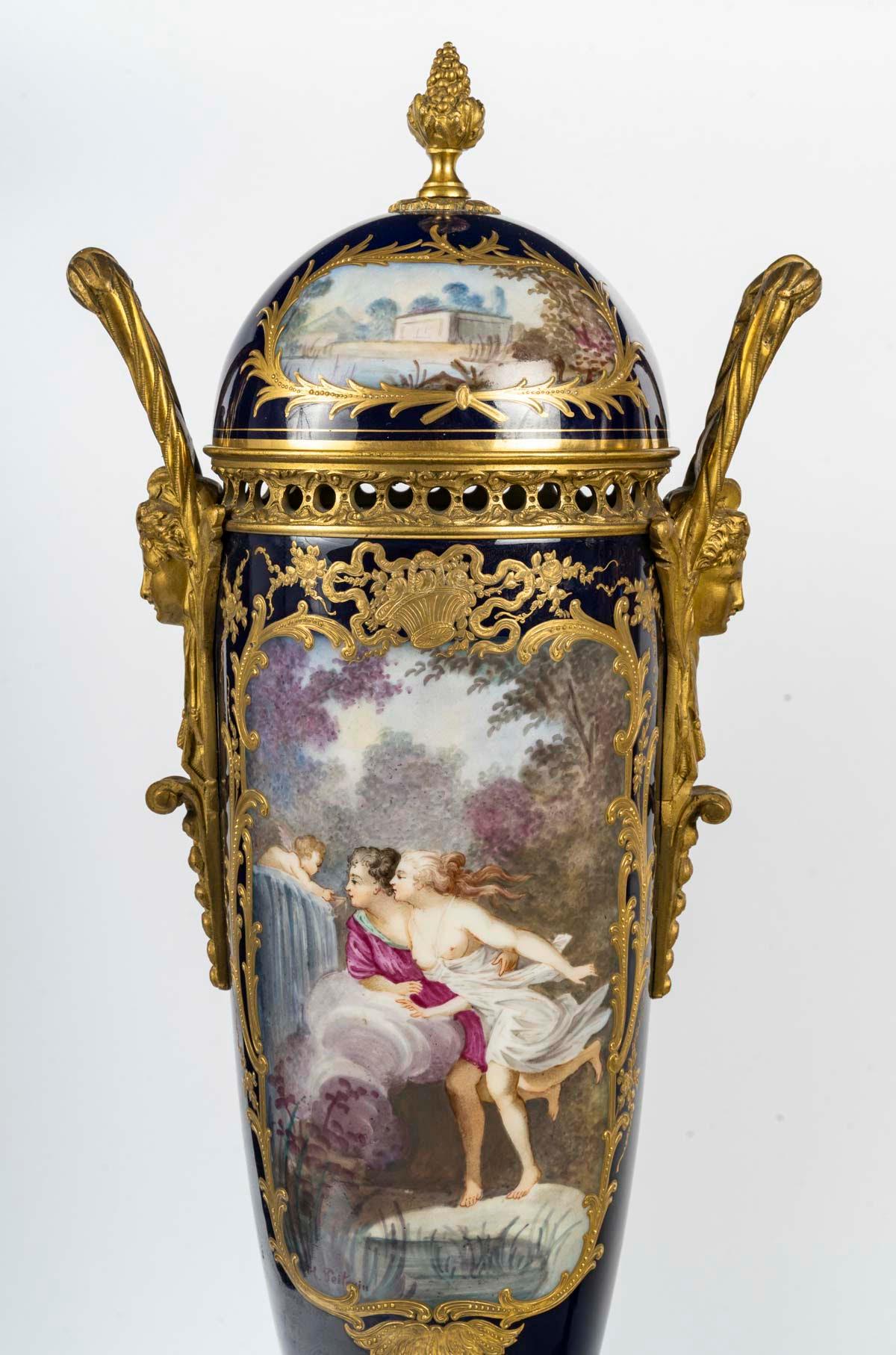 Ein Paar großer Deckelvasen oder Cassolettes aus Sèvres-Porzellan, 19. Jahrhundert, Periode Napoleon III.

Ein Paar großer Deckelvasen aus Sèvres-Porzellan und vergoldeter Bronze, 19. Jahrhundert, Periode Napoleon III.

H: 70cm, B: 24cm, T: 15cm