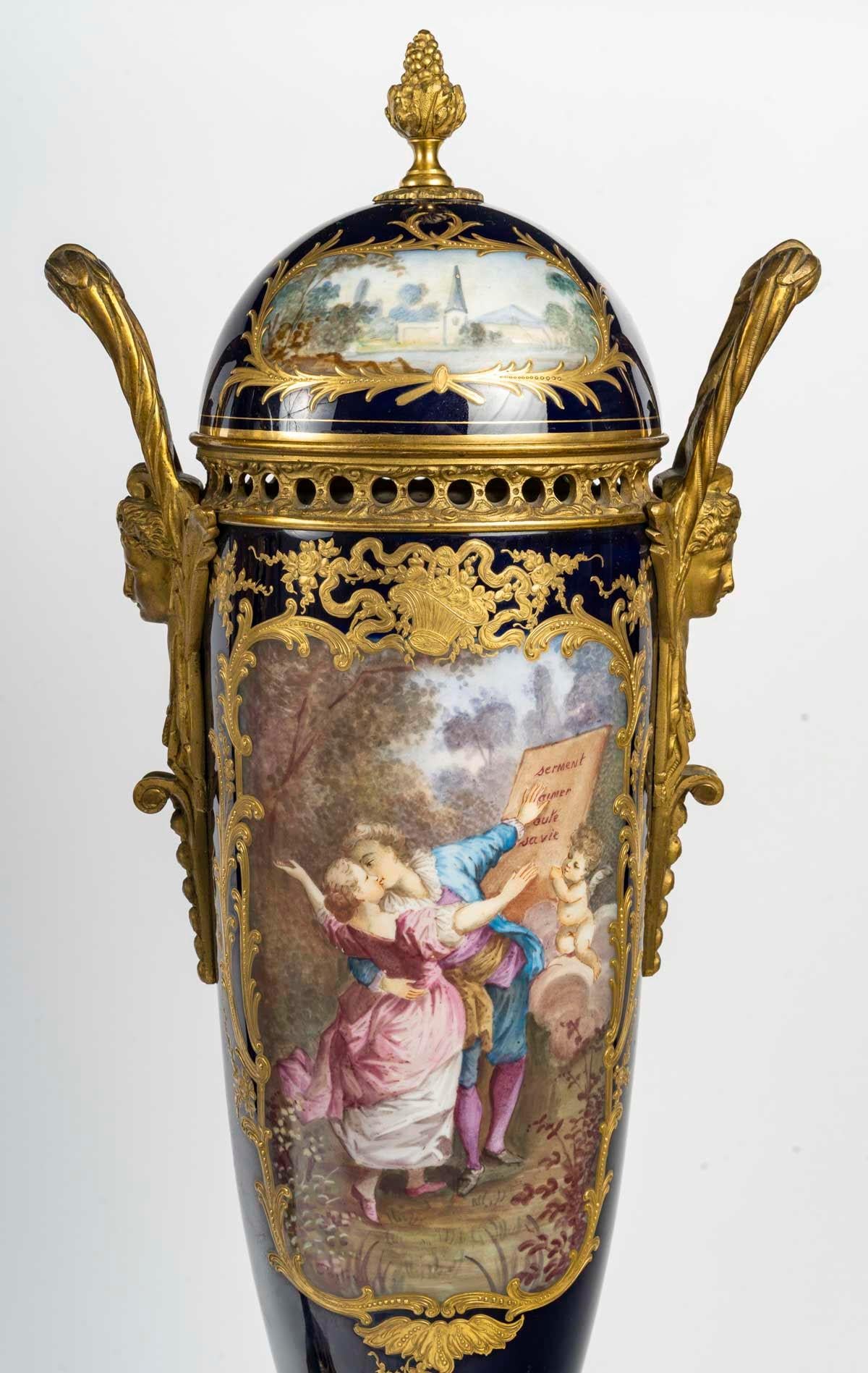 Ein Paar große überdachte Vasen oder Cassolettes aus Sèvres-Porzellan, 19. Jahrhundert. (Napoleon III.) im Angebot