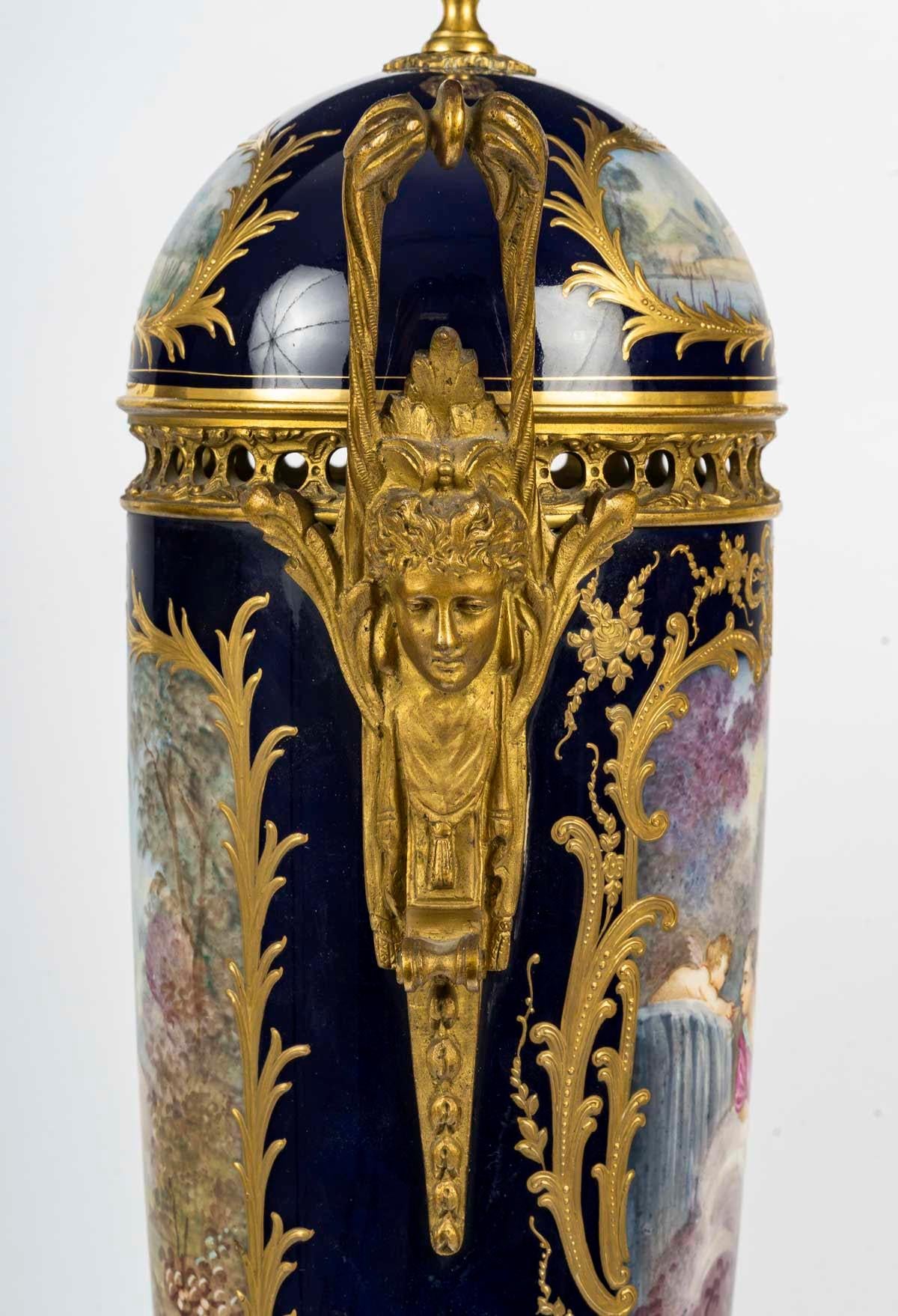 Ein Paar große überdachte Vasen oder Cassolettes aus Sèvres-Porzellan, 19. Jahrhundert. im Angebot 1