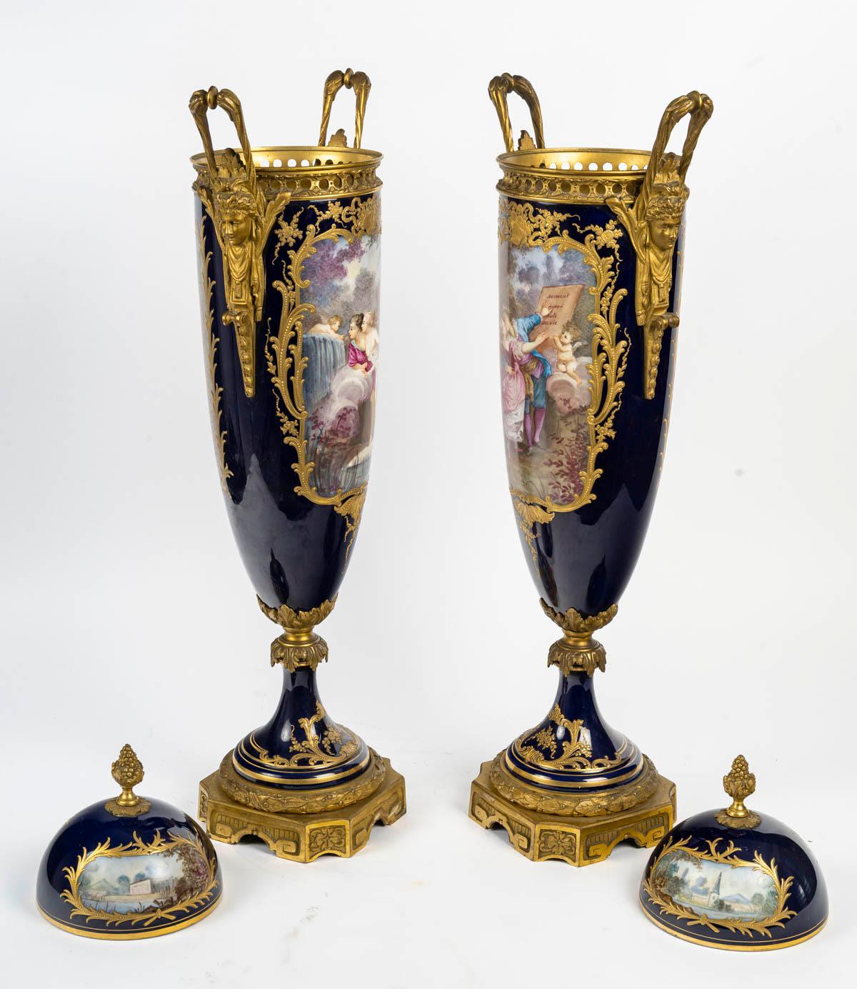 Ein Paar große überdachte Vasen oder Cassolettes aus Sèvres-Porzellan, 19. Jahrhundert. im Angebot 3