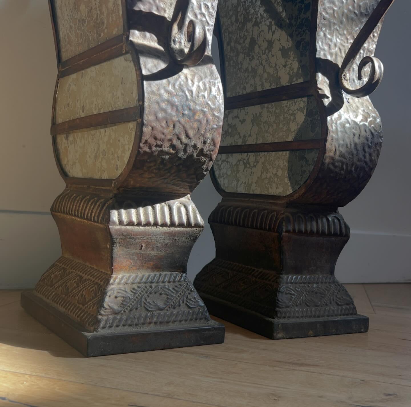 A pair of large decorative iron and mirrored urns, 20th century For Sale 3