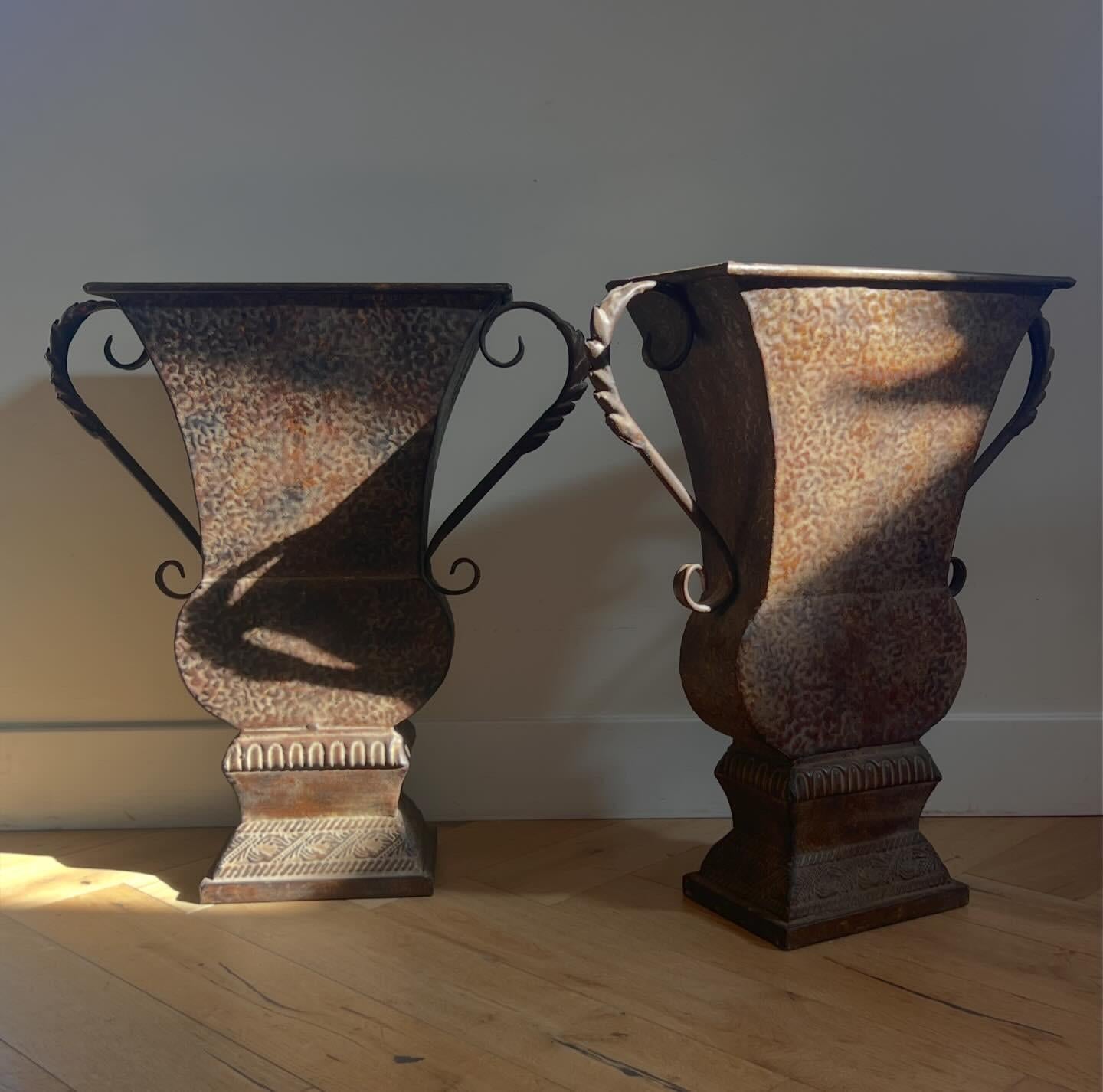 A pair of large decorative iron and mirrored urns, 20th century For Sale 1