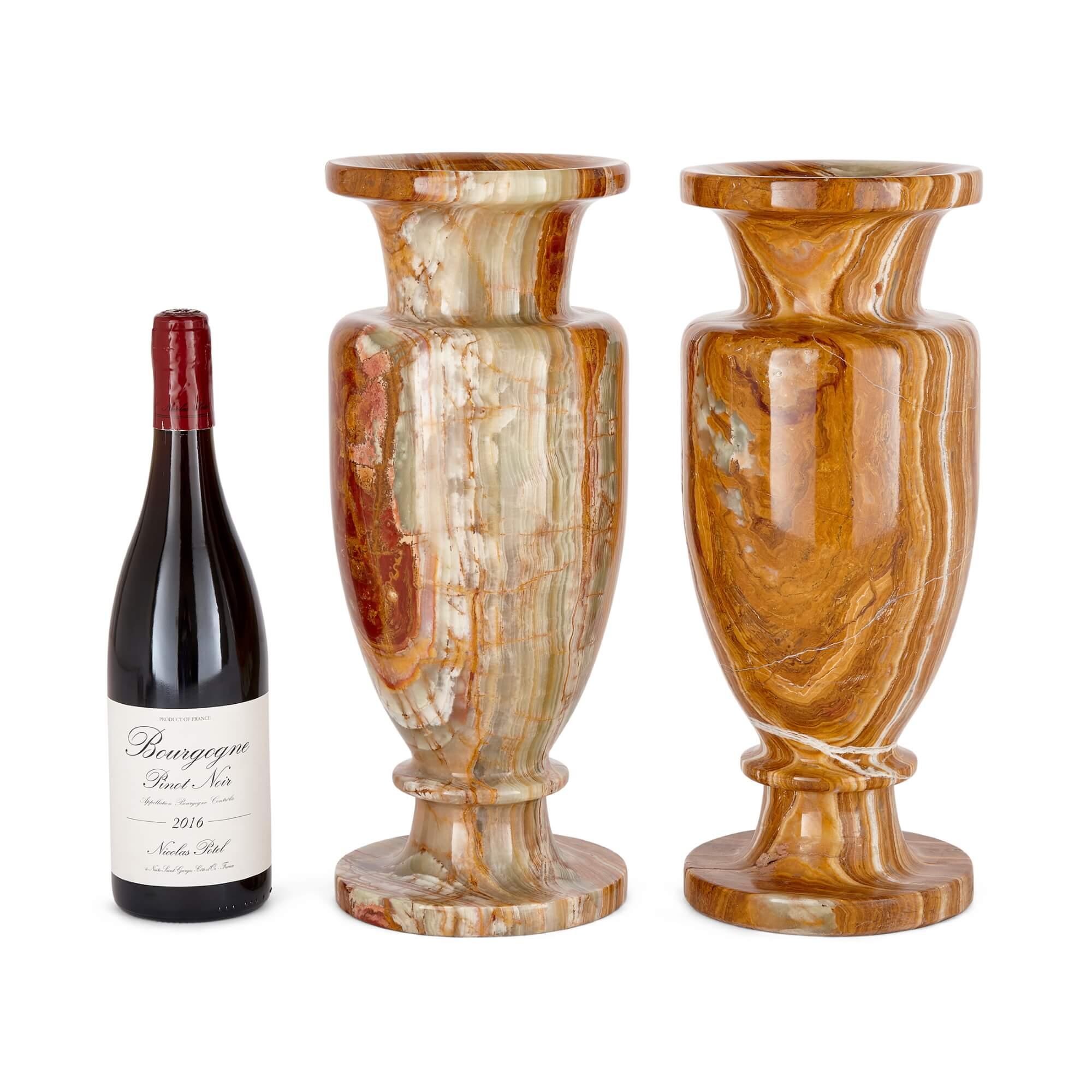 Zwei große dekorative Vasen aus rotem und grünem Onyx im Angebot 1