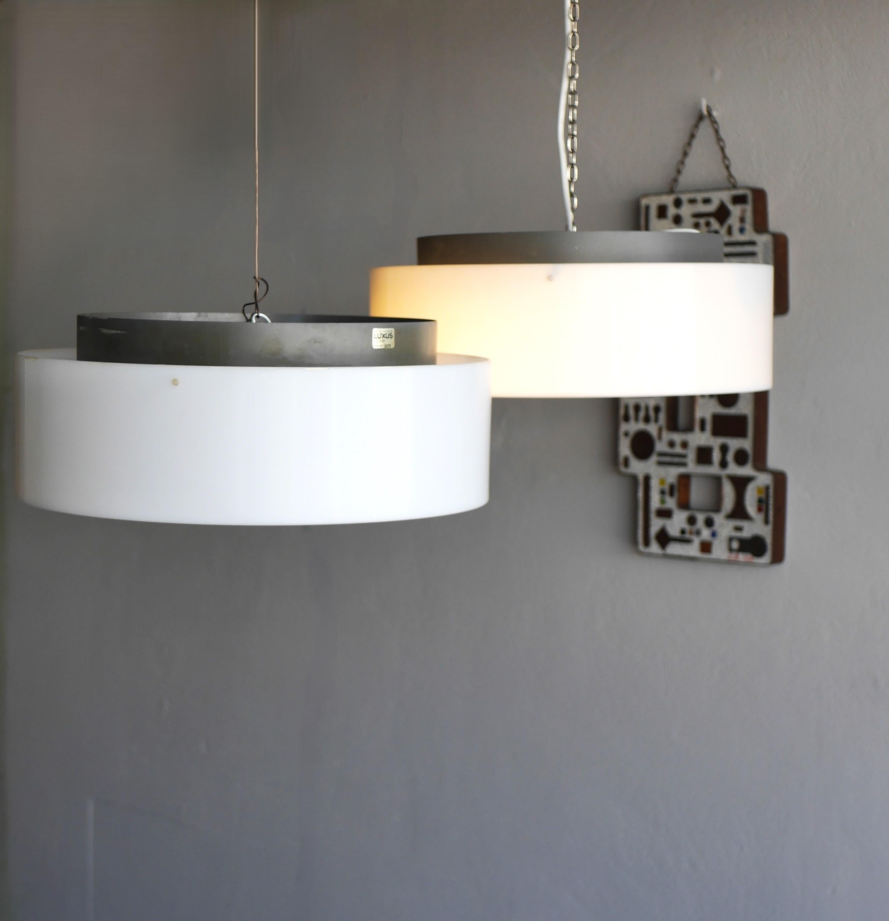 Paire de grandes lampes à disque de Luxus Sweden design by Uno & Östen Kristiansson en vente 8