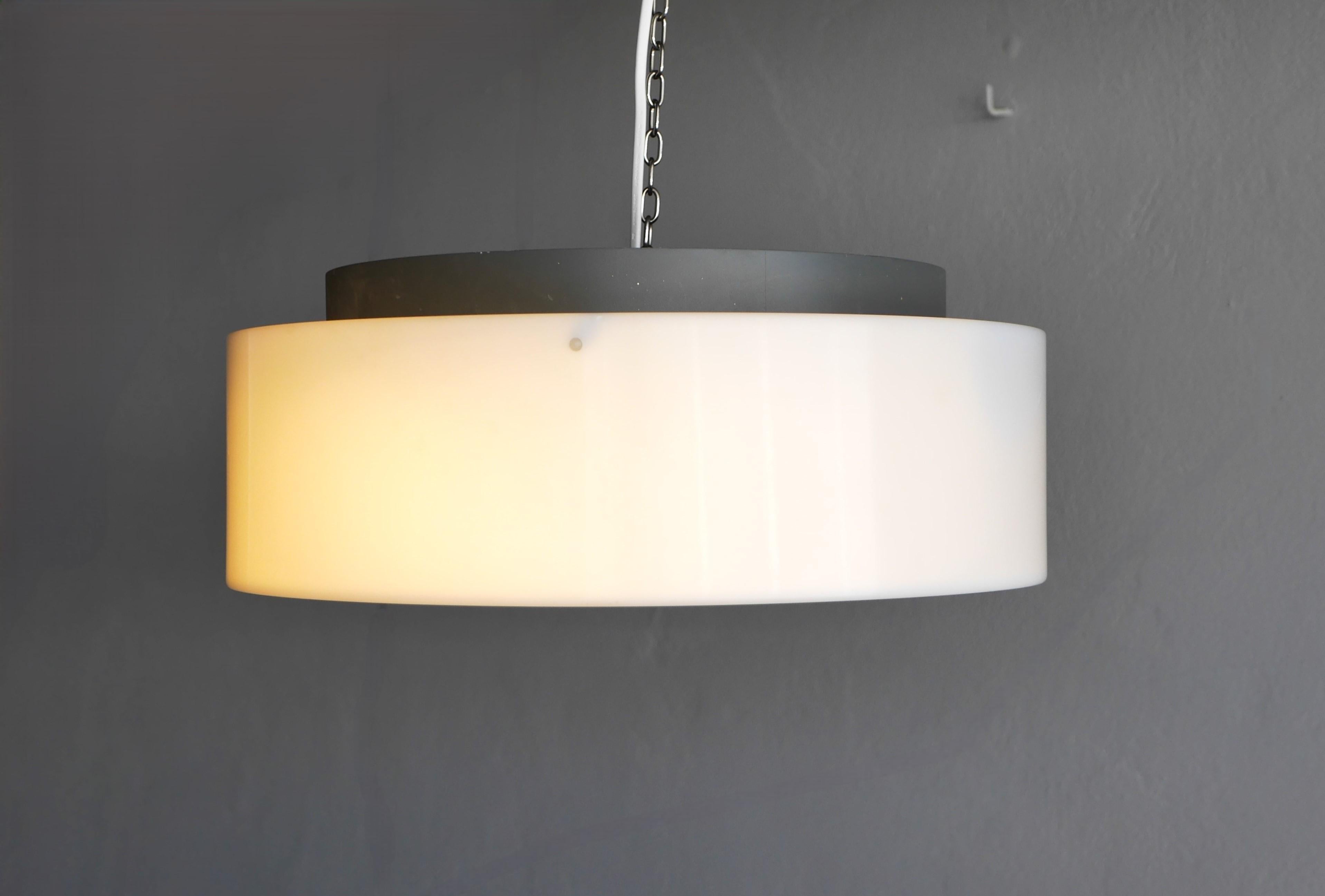 Paire de grandes lampes à disque de Luxus Sweden design by Uno & Östen Kristiansson en vente 9