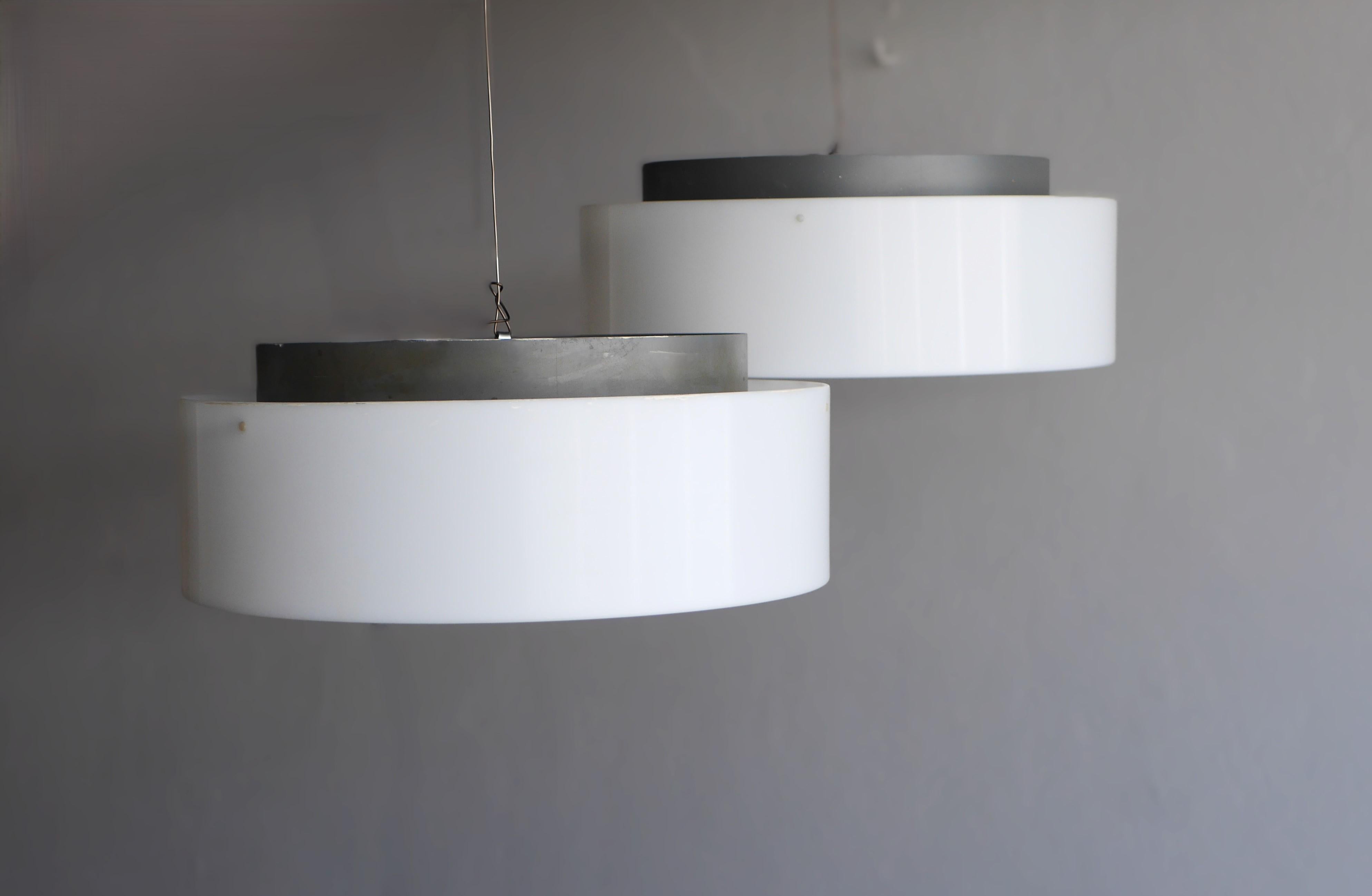 Une fantastique paire de grands plafonniers disc modernes du milieu du siècle, DESIGN by UNO & ÖSTEN KRISTIANSSON for LUXUS, Vittsjö Sweden, 1960s. Ces lampes sont emblématiques, avec un design simple mais sophistiqué et élégant. Elles peuvent
