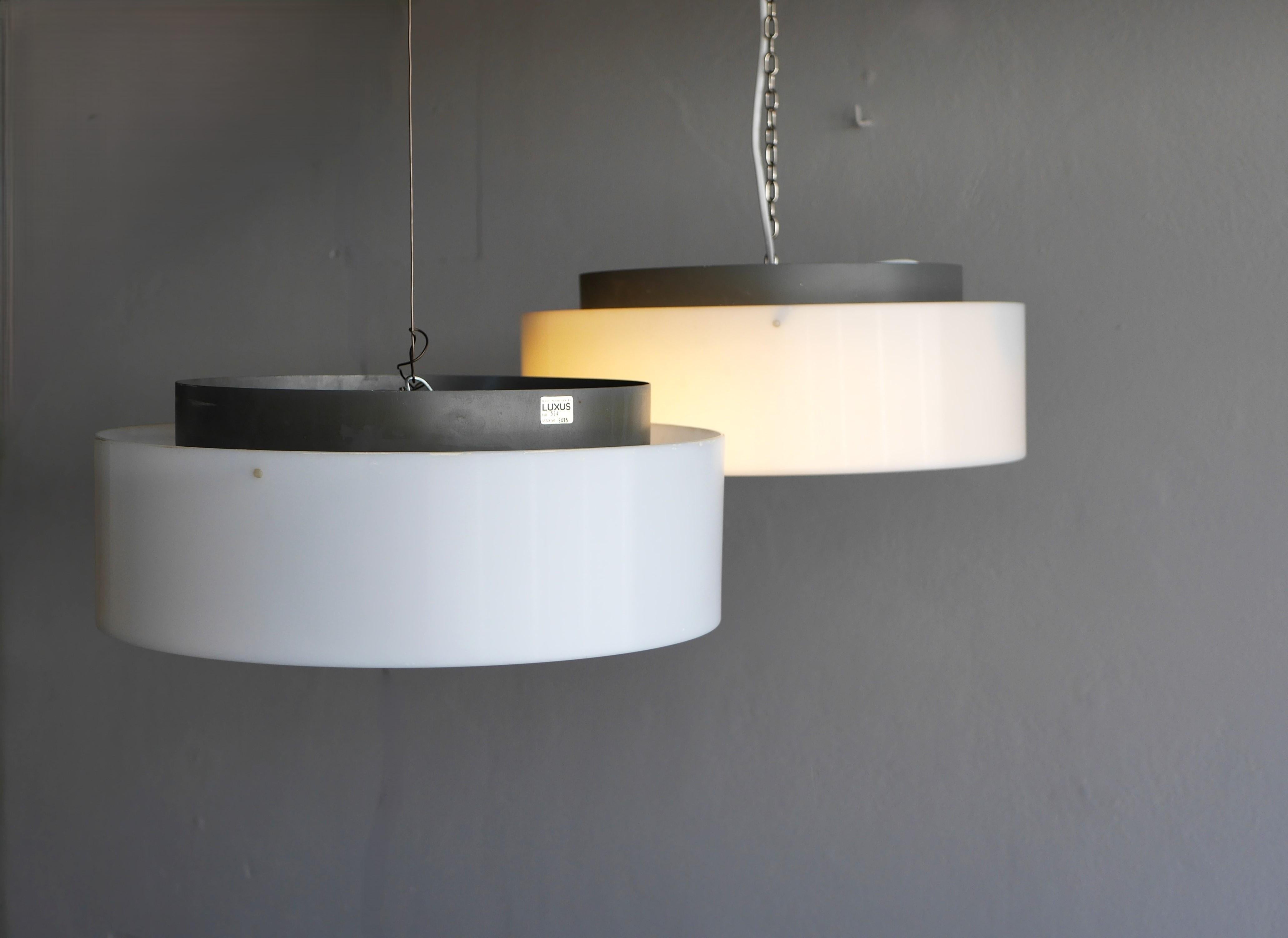 Mid-Century Modern Paire de grandes lampes à disque de Luxus Sweden design by Uno & Östen Kristiansson en vente