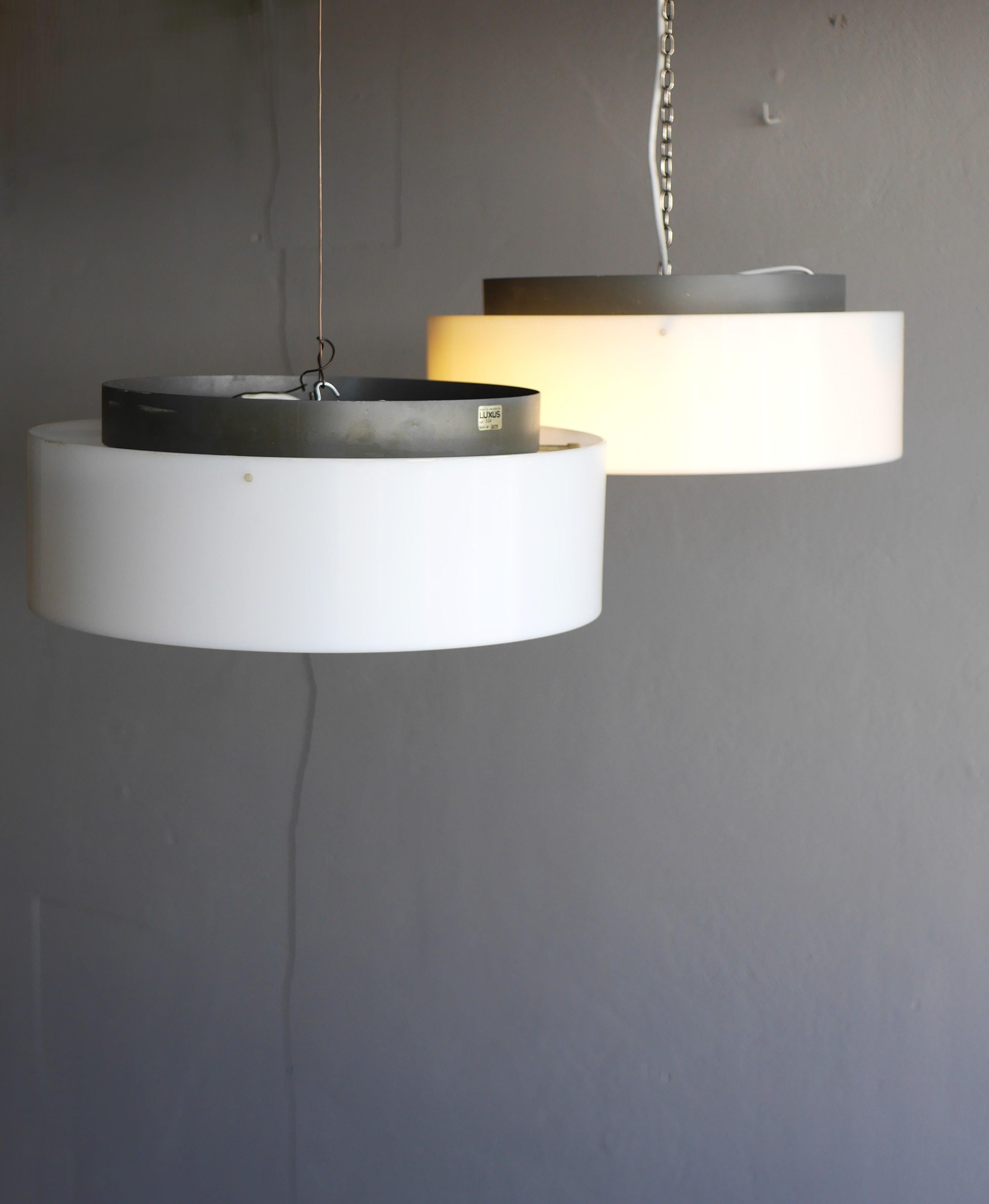 Suédois Paire de grandes lampes à disque de Luxus Sweden design by Uno & Östen Kristiansson en vente
