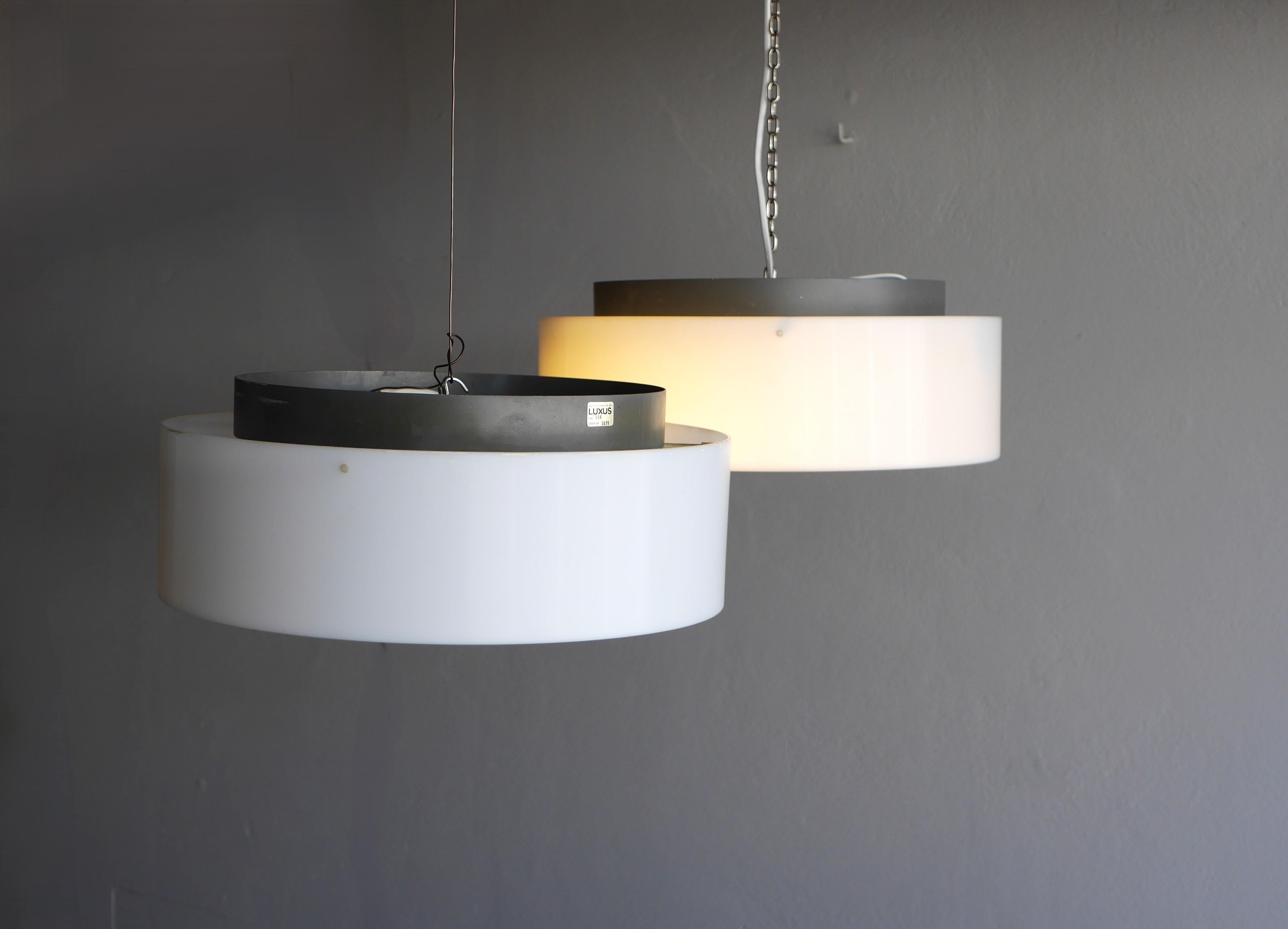 Paire de grandes lampes à disque de Luxus Sweden design by Uno & Östen Kristiansson Bon état - En vente à Skarpnäck, SE