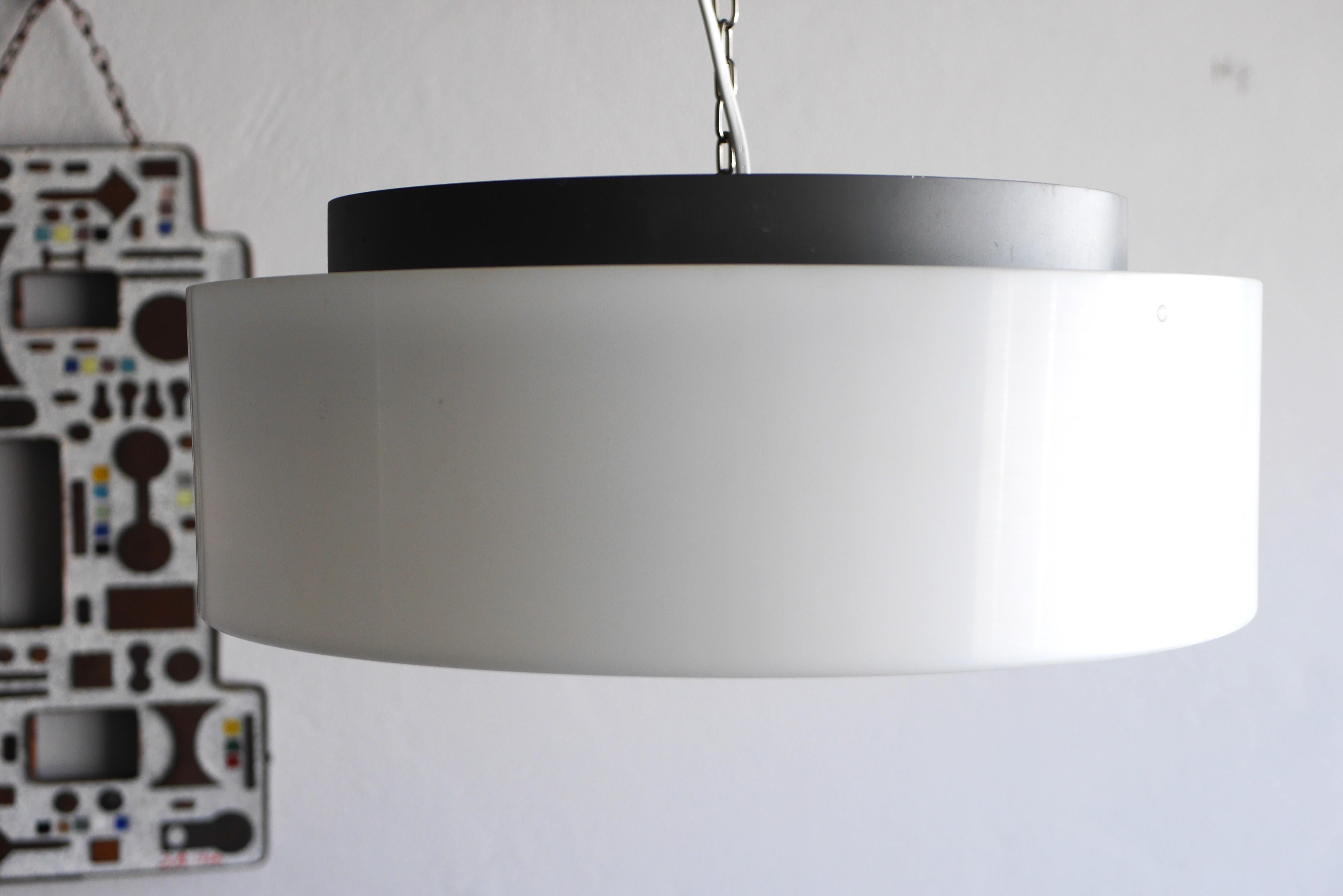 Fin du 20e siècle Paire de grandes lampes à disque de Luxus Sweden design by Uno & Östen Kristiansson en vente