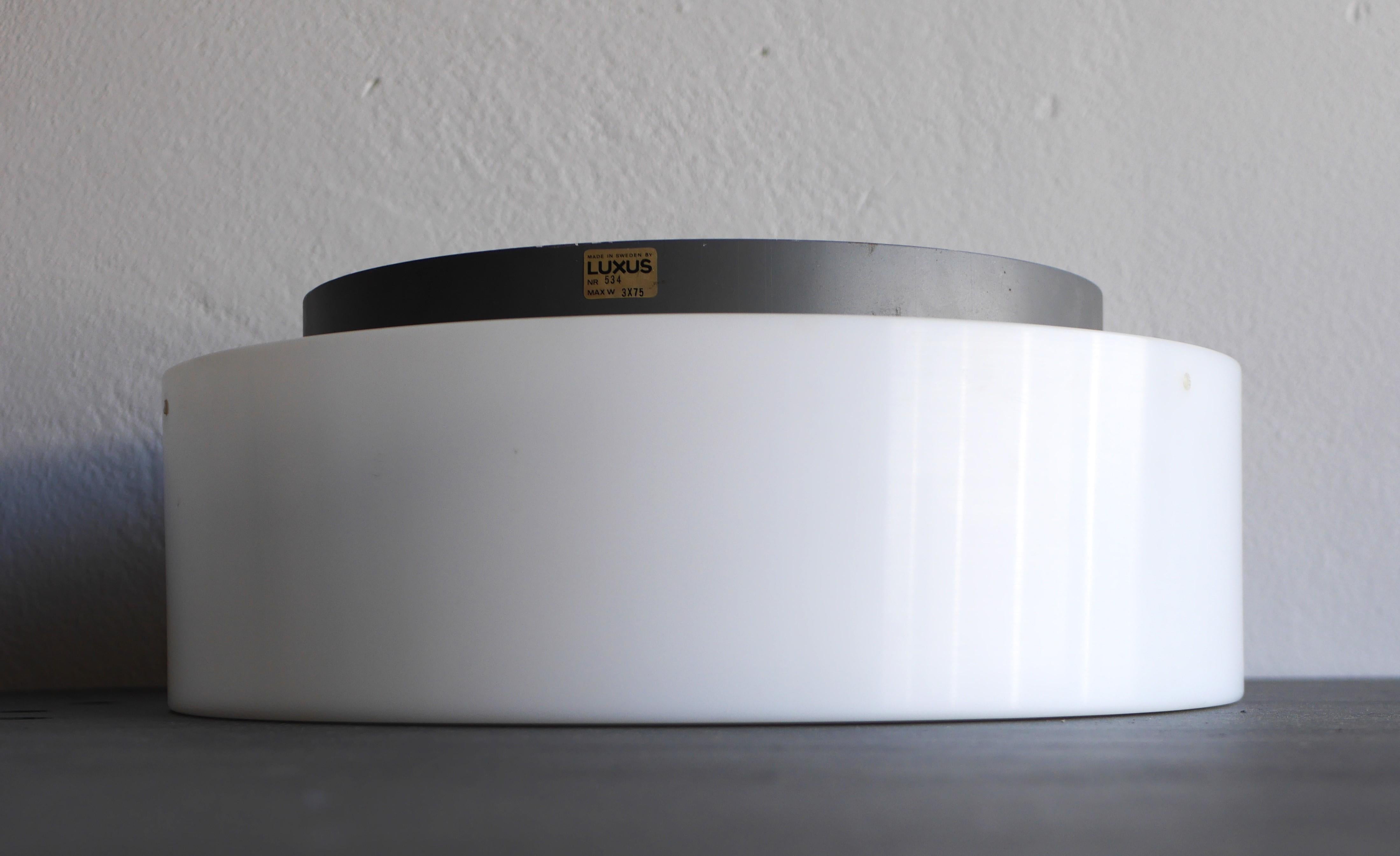 Paire de grandes lampes à disque de Luxus Sweden design by Uno & Östen Kristiansson en vente 1