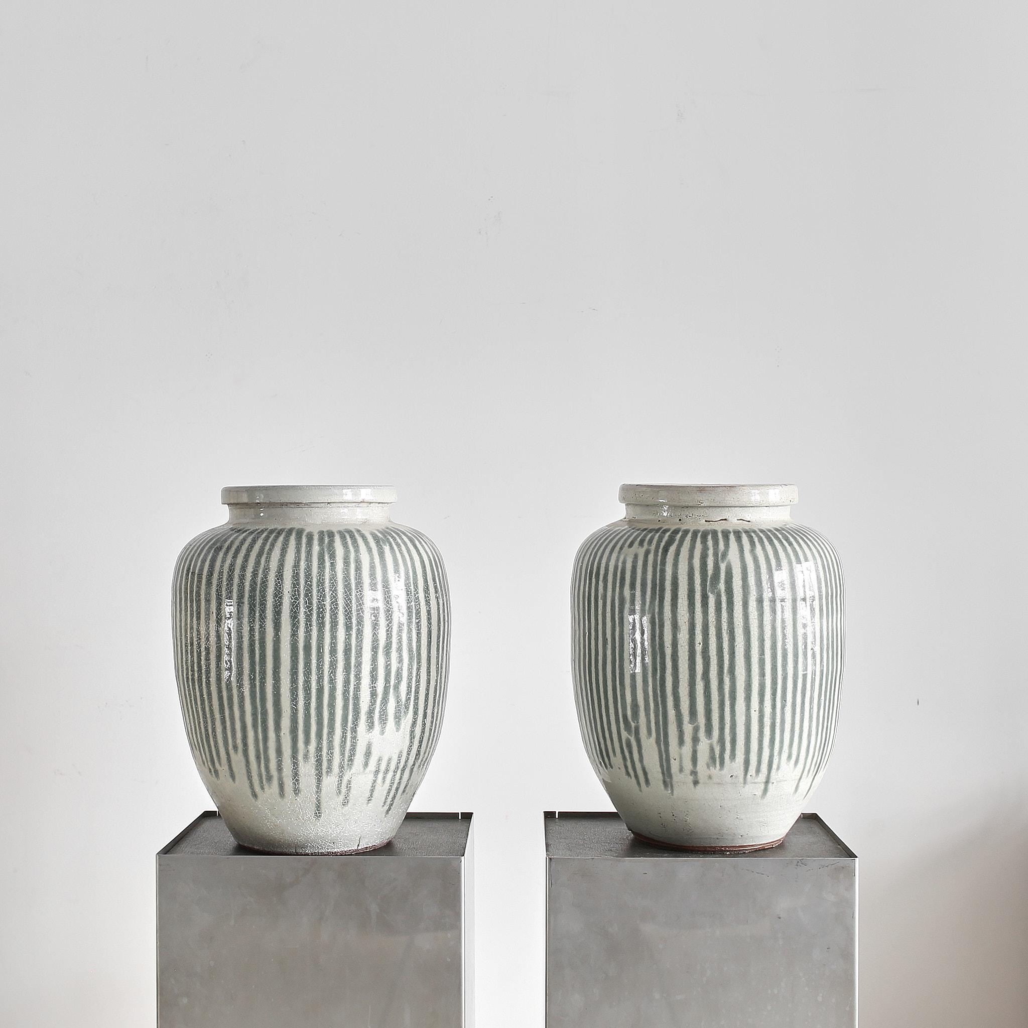 A Pair Of Large Early 20th C. Japanese Ceramic Planters In Good Condition In London, GB
